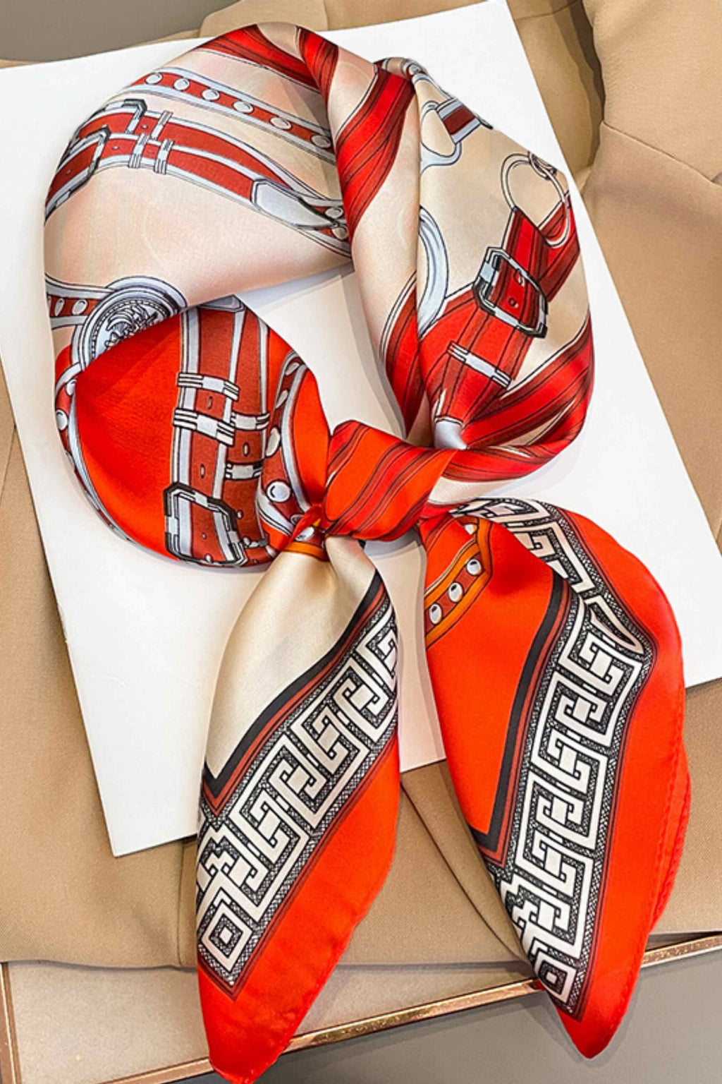 Apaszka, Model: FJ251-2//T40//19, Kolor: czerwony, Skład materiału: 100% Poliester, Przeznaczenie: Wielosezonowe, Wymiary(długość/szerokość): 70cm/70cm