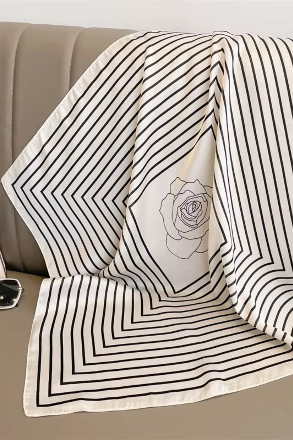 Detal wzoru apaszki: minimalistyczna róża w geometrycznej ramie na tle śmietankowej bieli | KAMEA | Spironik.pl