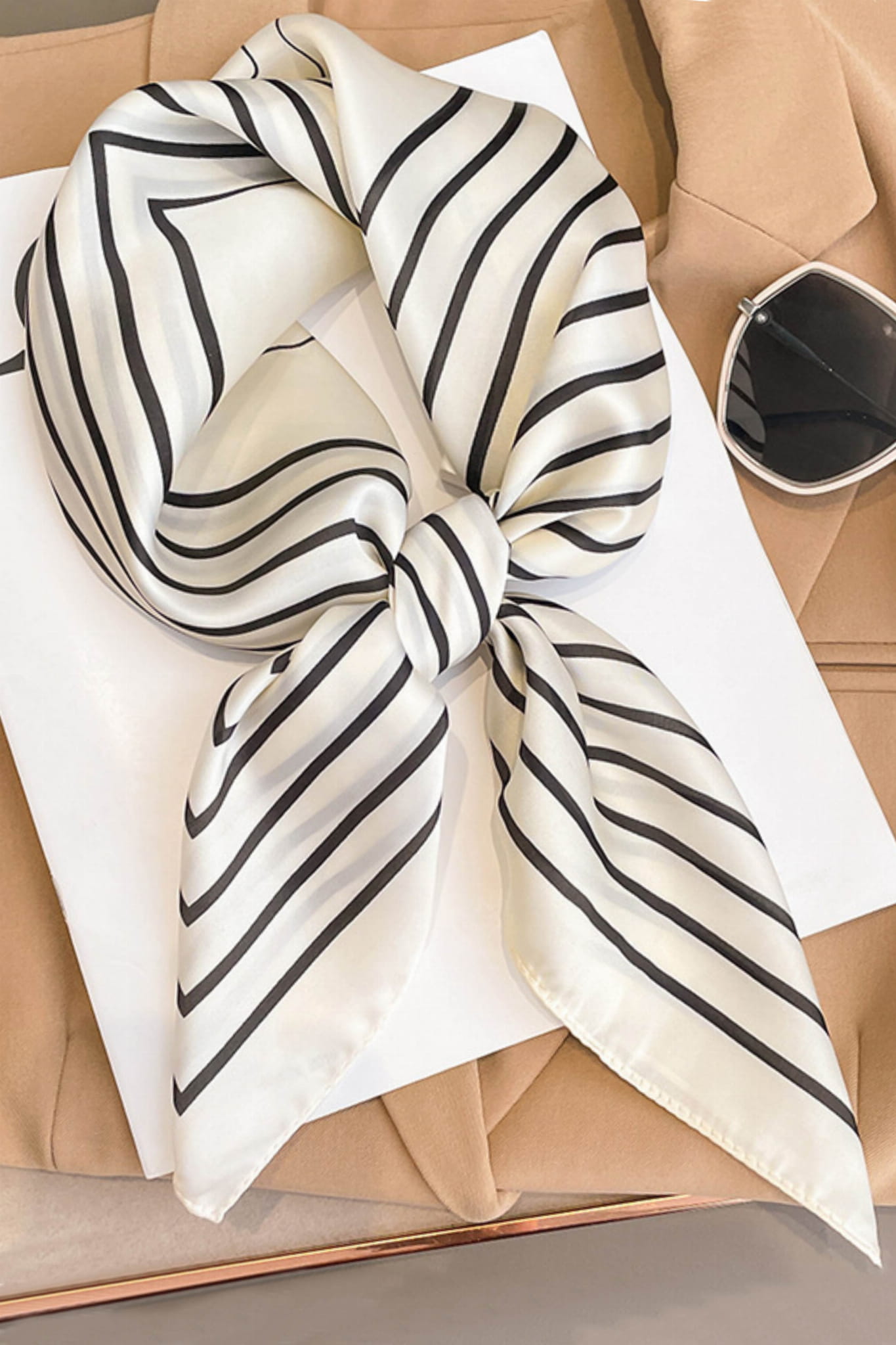 Apaszka, Model: FJ254//T40//19, Kolor: ekru, Skład materiału: 100% Poliester, Przeznaczenie: Wielosezonowe, Wymiary(długość/szerokość): 70cm/70cm