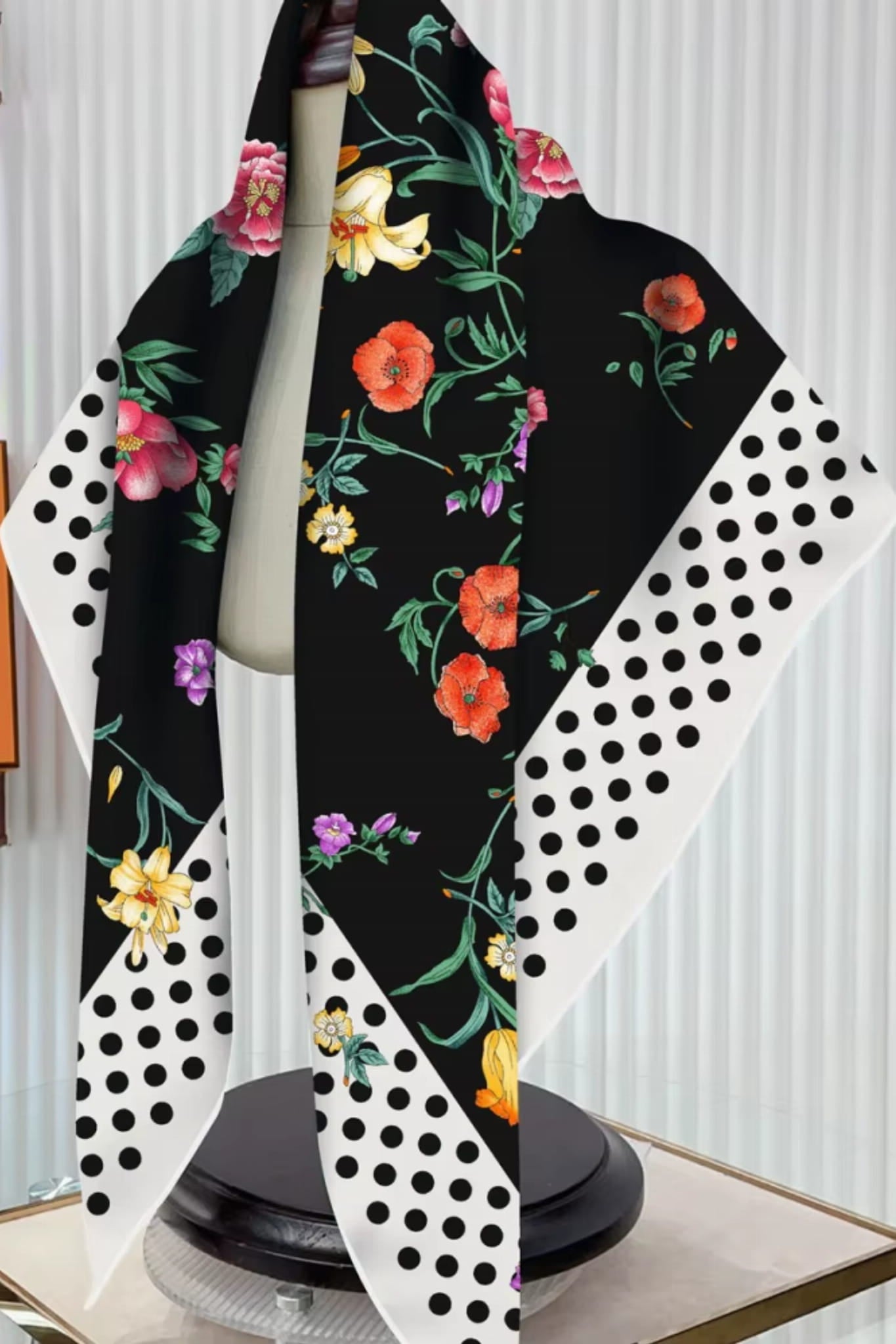 Přiblížení na hedvábný materiál šátku s květinovým vzorem, ukazující měkkost a strukturu polyesteru | KAMEA | Spironik.pl