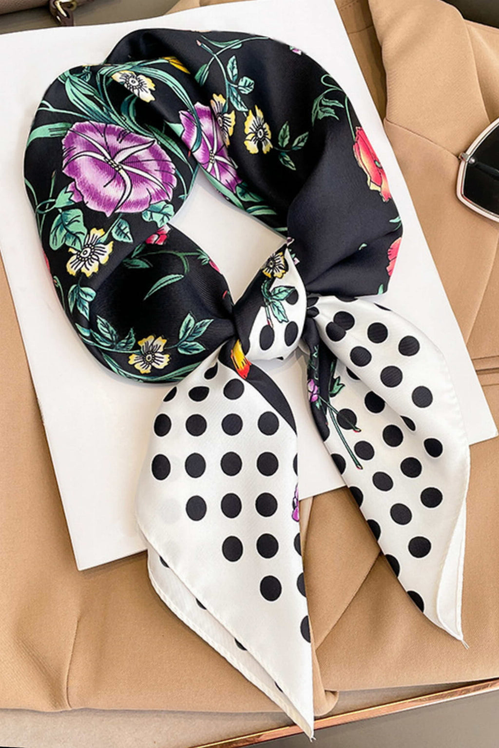 Šátek, Model: FJ255-2//T41//20, Barva: černá, Složení materiálu: 100% polyester, Určení: Více sezónní, Rozměry(délka/šířka): 70cm/70cm