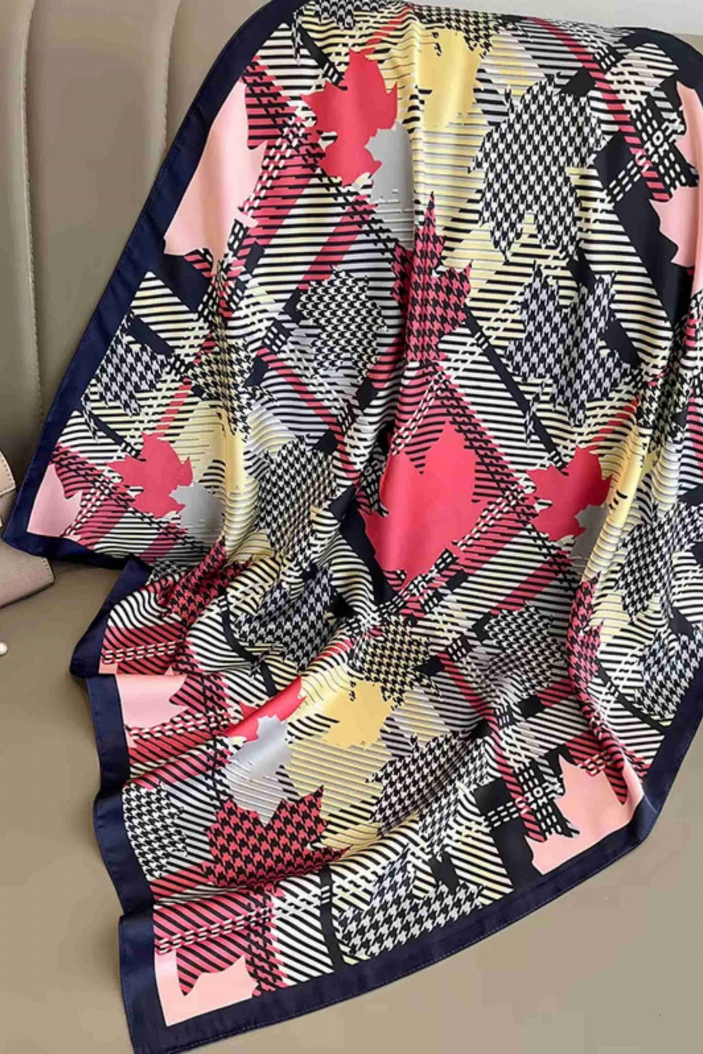 Detal wzoru apaszki patchworkowej z motywami geometrycznymi i florystycznymi w odcieniach granatu i różu | KAMEA | Spironik.pl