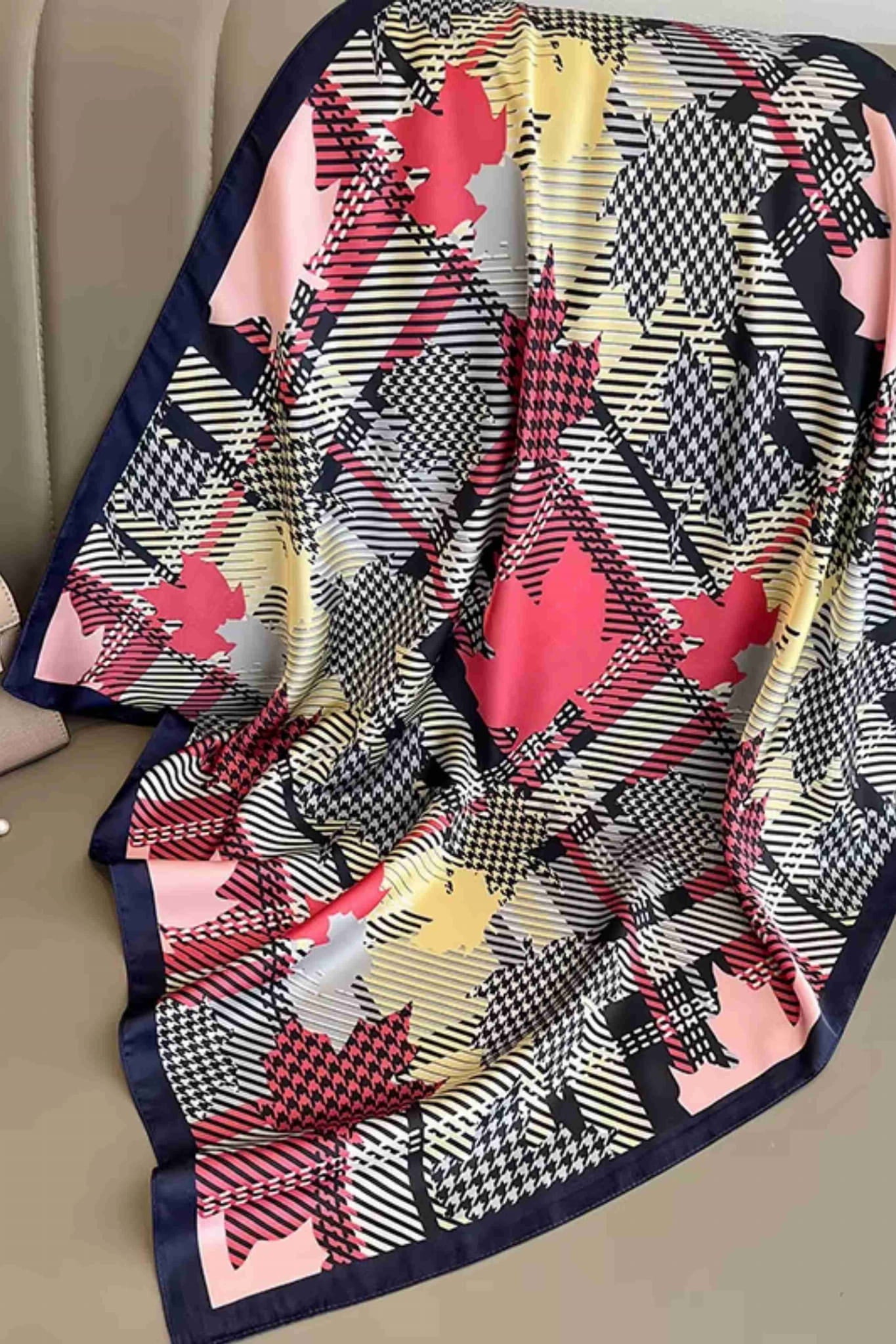 Detal wzoru apaszki patchworkowej z motywami geometrycznymi i florystycznymi w odcieniach granatu i różu | KAMEA | Spironik.pl