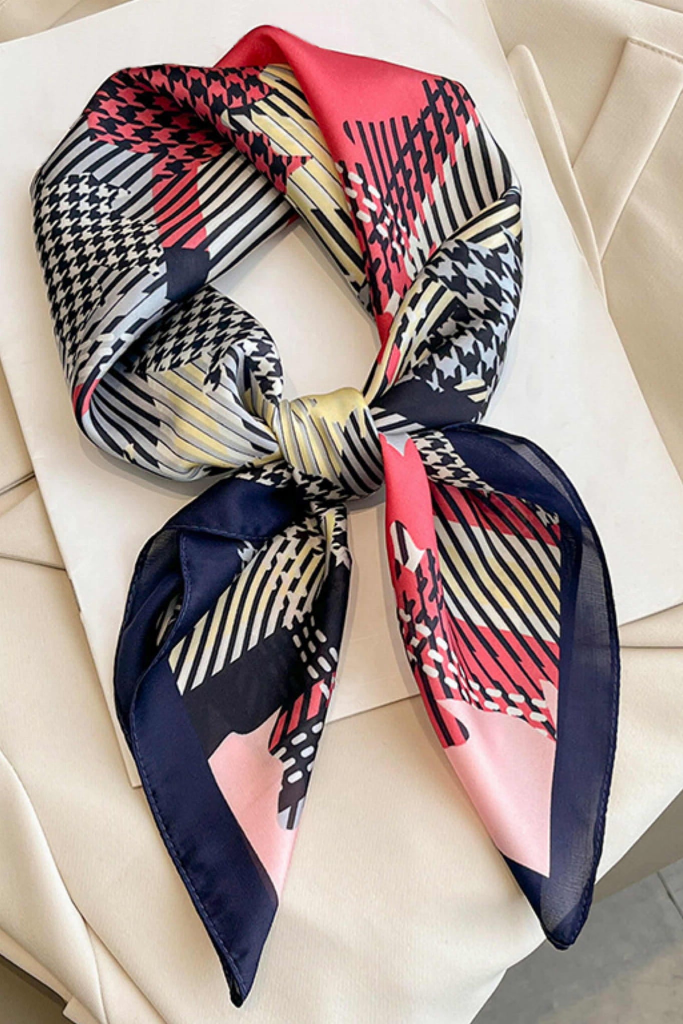 Apaszka, Model: FJ270-2//T41//20, Kolor: granatowy, Skład materiału: 100% Poliester, Przeznaczenie: Wielosezonowe, Wymiary(długość/szerokość): 70cm/70cm