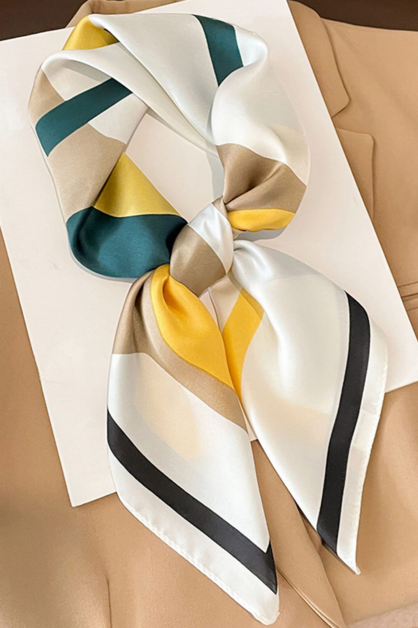 Apaszka, Model: FJ277-1//T40//19, Kolor: zielony, Skład materiału: 100% Poliester, Przeznaczenie: Wielosezonowe, Wymiary(długość/szerokość): 70cm/70cm