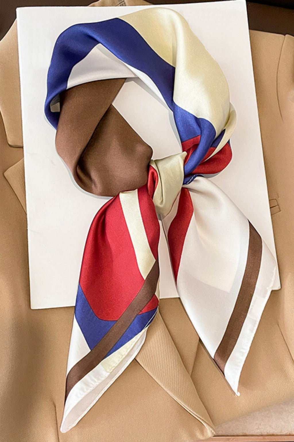 Apaszka, Model: FJ277-3//T40//19, Kolor: czerwony, Skład materiału: 100% Poliester, Przeznaczenie: Wielosezonowe, Wymiary(długość/szerokość): 70cm/70cm