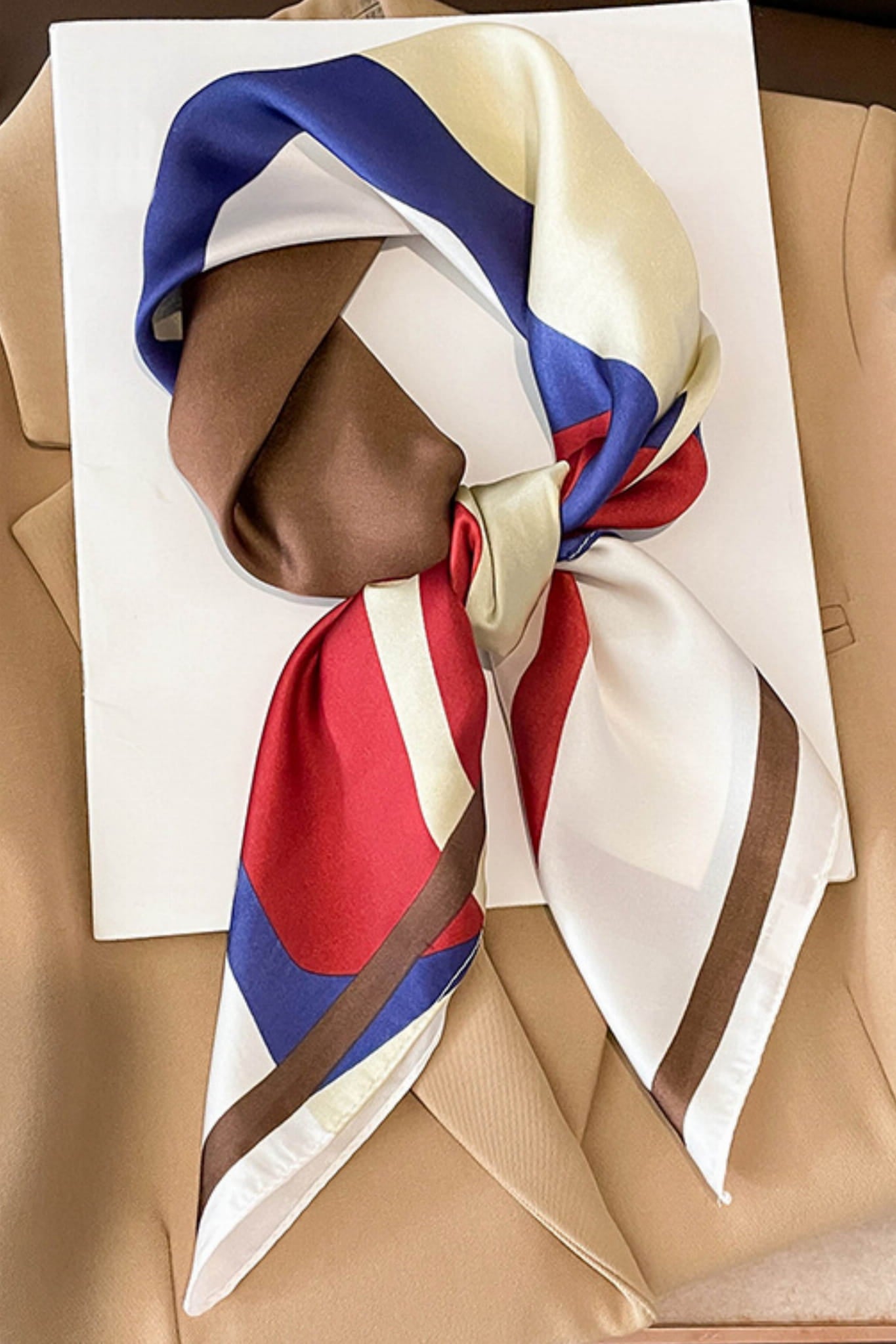 Apaszka, Model: FJ277-3//T40//19, Kolor: czerwony, Skład materiału: 100% Poliester, Przeznaczenie: Wielosezonowe, Wymiary(długość/szerokość): 70cm/70cm