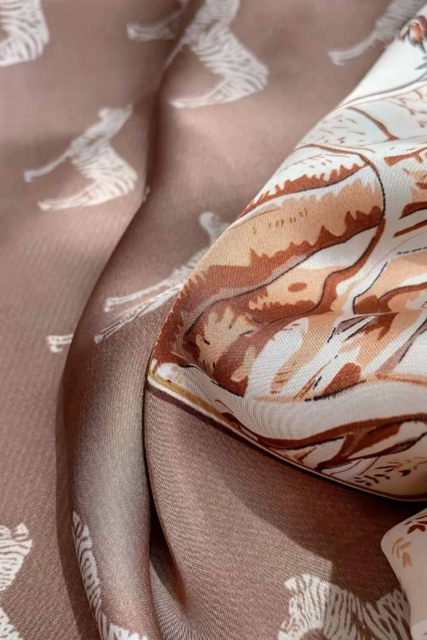 Zbliżenie na fakturę satynowego materiału apaszki, imitującego jedwab | KAMEA | Spironik.pl