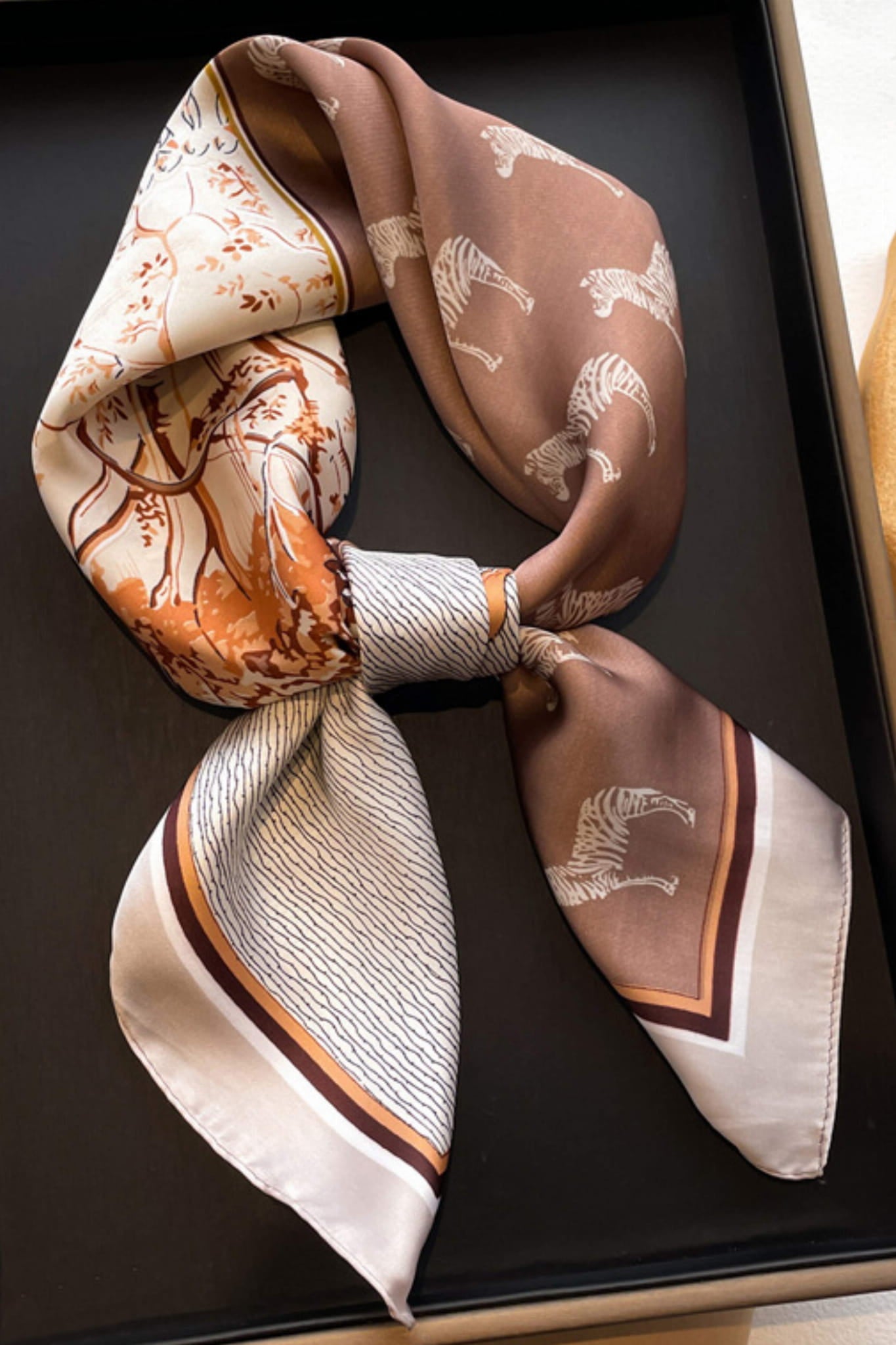 Apaszka, Model: FJ298-1//T40//19, Kolor: beżowy, Skład materiału: 100% Poliester, Przeznaczenie: Wielosezonowe, Wymiary(długość/szerokość): 70cm/70cm