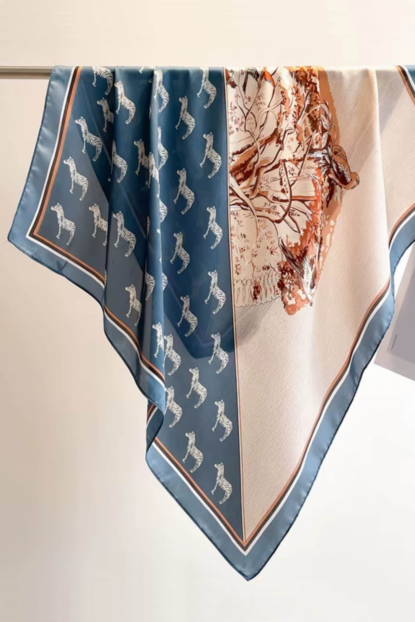 Apaszka, Model: FJ298-4//T40//19, Kolor: niebieski, Skład materiału: 100% Poliester, Przeznaczenie: Wielosezonowe, Wymiary(długość/szerokość): 70cm/70cm (Apaszka, zdjęcie 2)