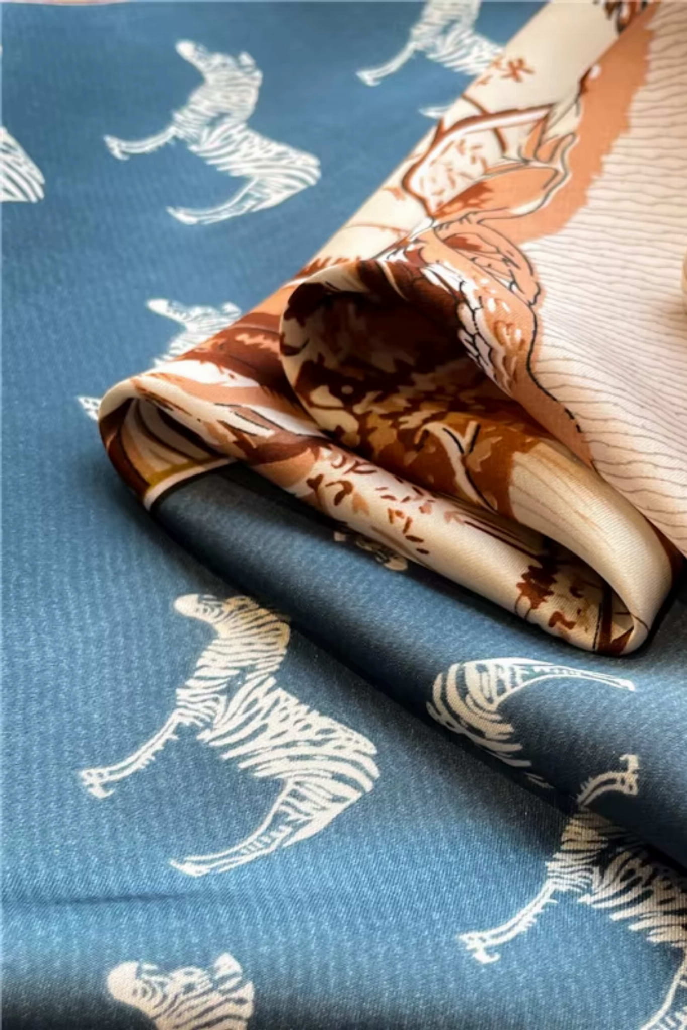 Apaszka, Model: FJ298-4//T40//19, Kolor: niebieski, Skład materiału: 100% Poliester, Przeznaczenie: Wielosezonowe, Wymiary(długość/szerokość): 70cm/70cm (Apaszka, zdjęcie 3)