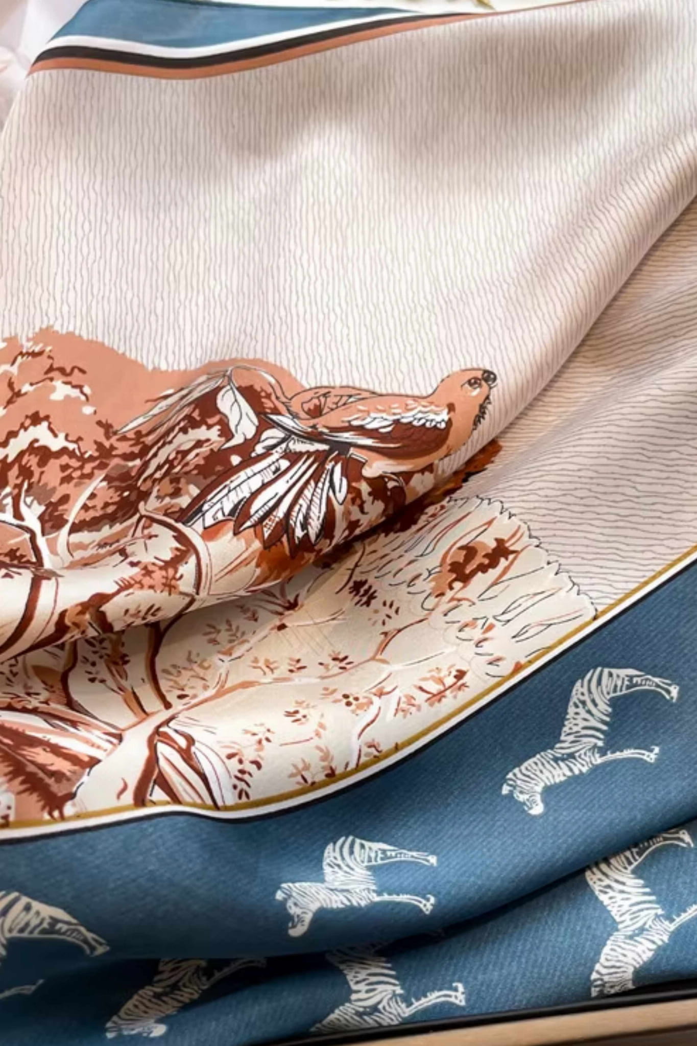 Apaszka, Model: FJ298-4//T40//19, Kolor: niebieski, Skład materiału: 100% Poliester, Przeznaczenie: Wielosezonowe, Wymiary(długość/szerokość): 70cm/70cm (Apaszka, zdjęcie 4)