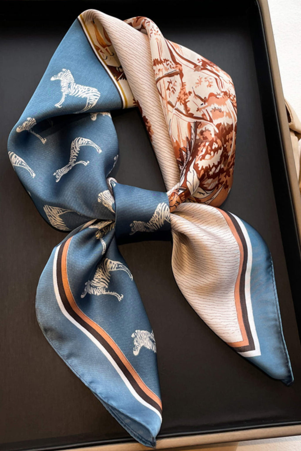 Apaszka, Model: FJ298-4//T40//19, Kolor: niebieski, Skład materiału: 100% Poliester, Przeznaczenie: Wielosezonowe, Wymiary(długość/szerokość): 70cm/70cm