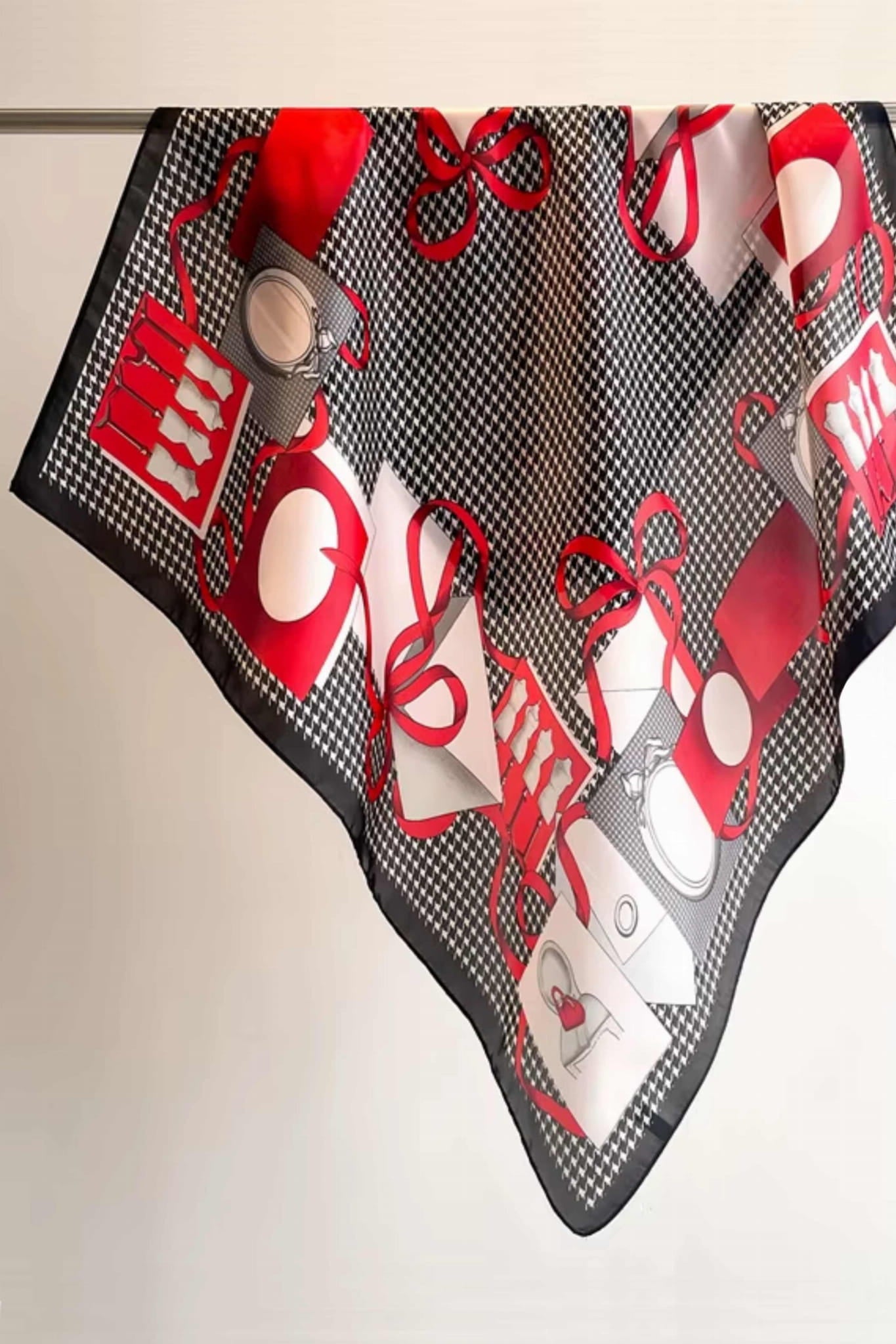 Detal apaszki z geometrycznym wzorem w kolorach czerni, czerwieni i bieli, idealna na każdą porę roku | KAMEA | Spironik.pl