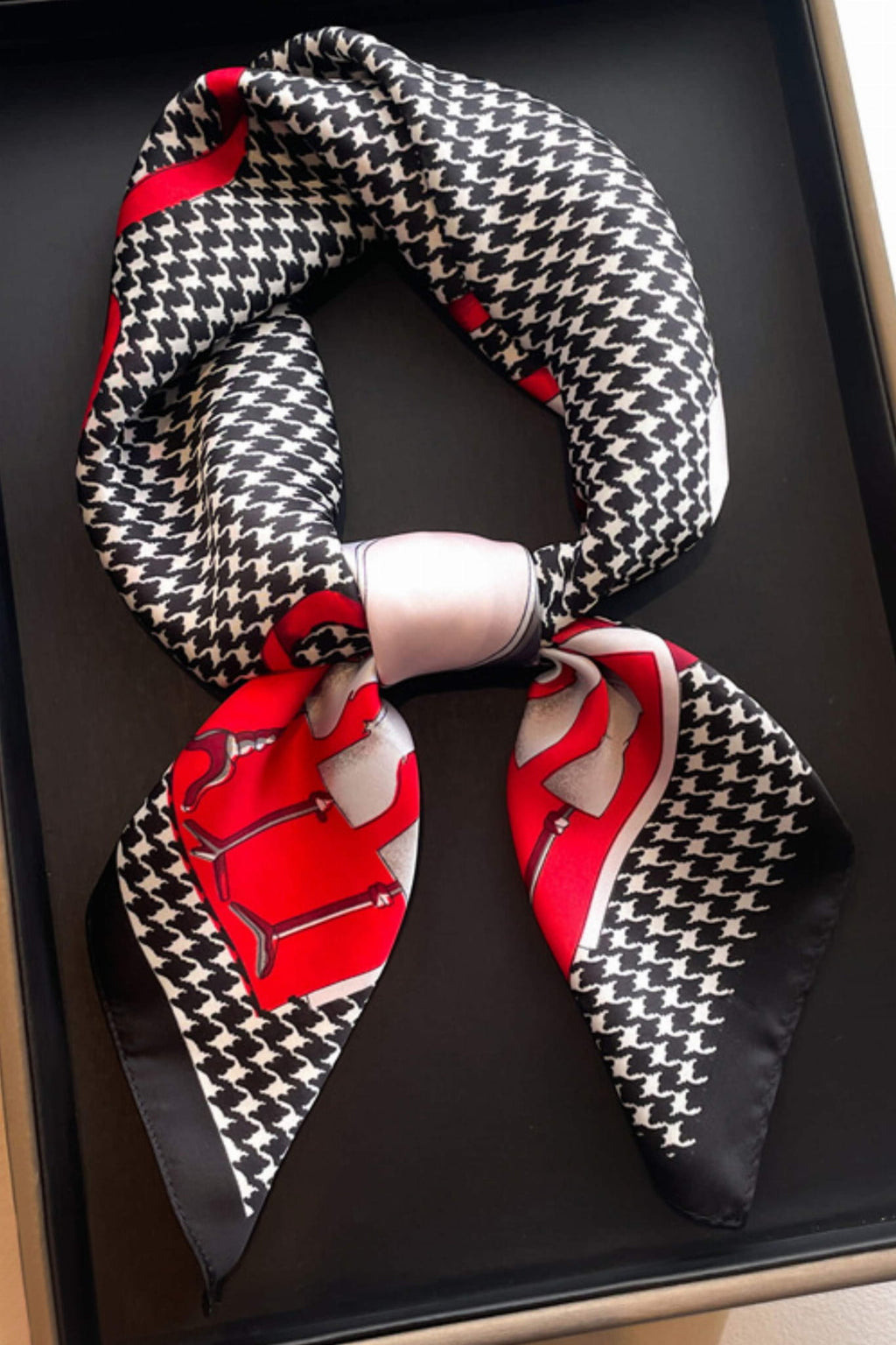 Apaszka, Model: FJ302-1//T41//20, Kolor: czerwony, Skład materiału: 100% Poliester, Przeznaczenie: Wielosezonowe, Wymiary(długość/szerokość): 70cm/70cm