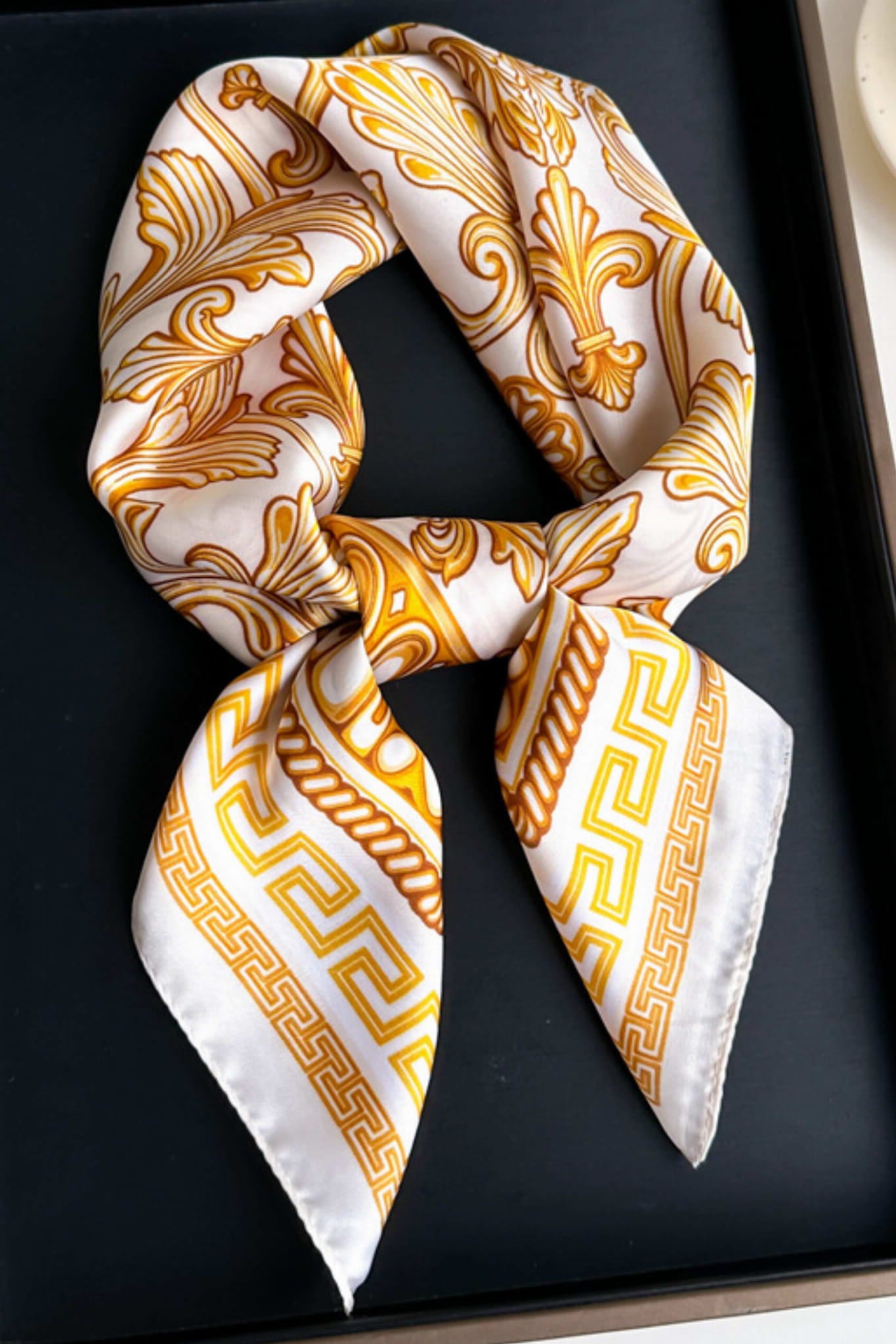 Apaszka, Model: FJ321-3//T40//19, Kolor: ekru, Skład materiału: 100% Poliester, Przeznaczenie: Wielosezonowe, Wymiary(długość/szerokość): 70cm/70cm