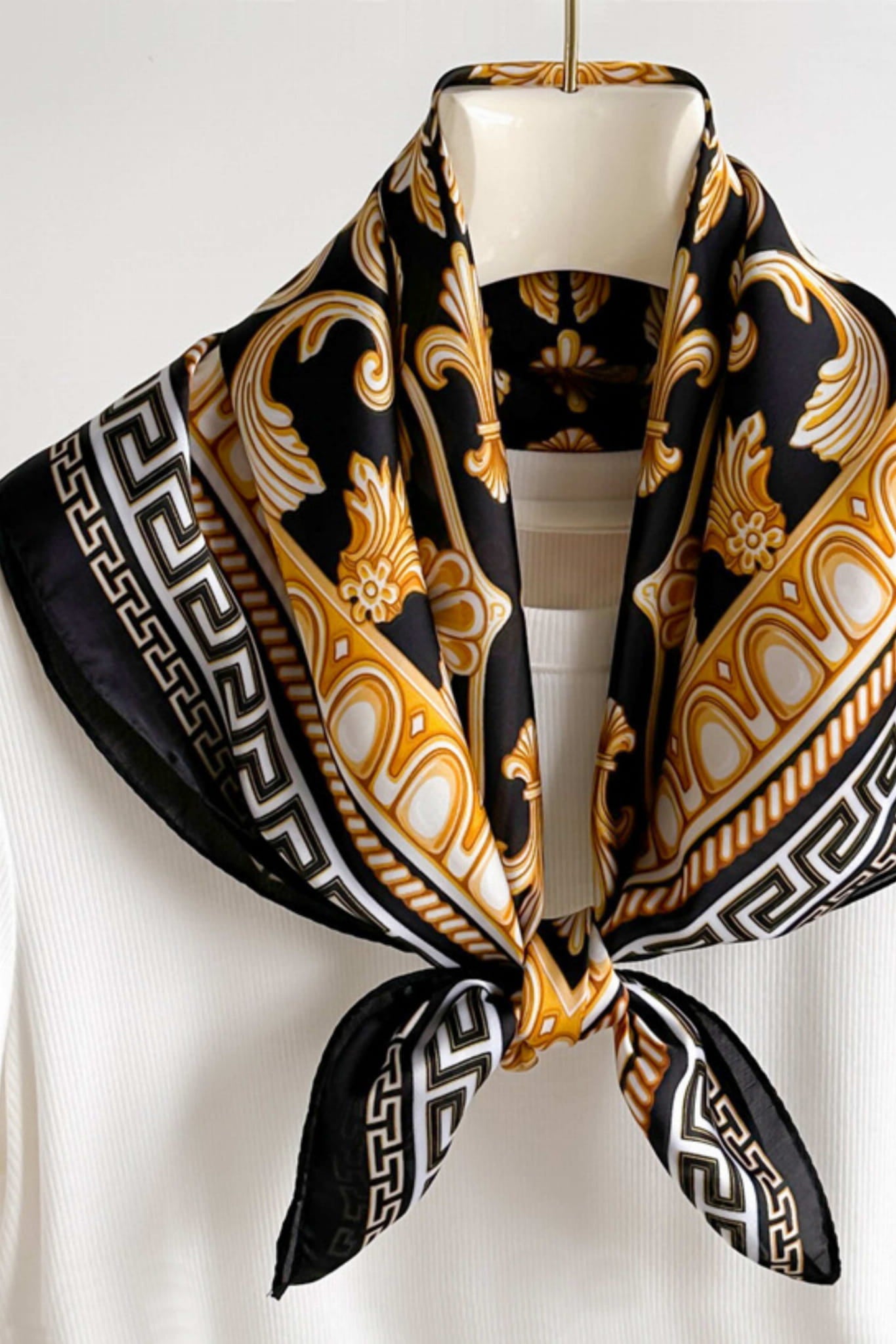 Apaszka, Model: FJ321-4//T40//19, Kolor: czarny, Skład materiału: 100% Poliester, Przeznaczenie: Wielosezonowe, Wymiary(długość/szerokość): 70cm/70cm