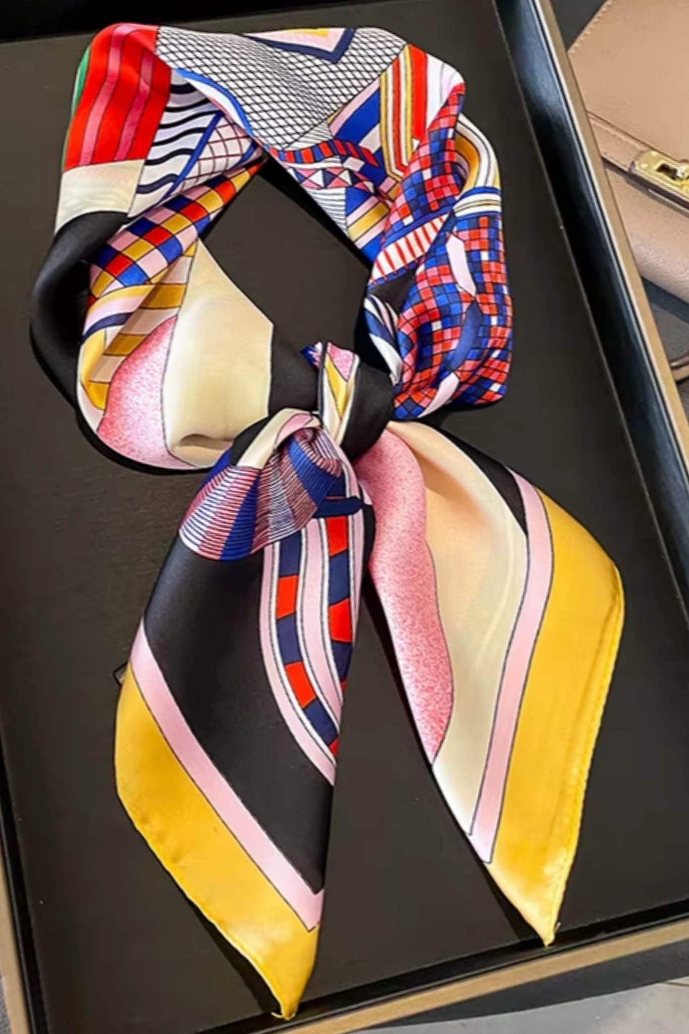 Apaszka, Model: FJ326-1//T40//19, Kolor: żółty, Skład materiału: 100% Poliester, Przeznaczenie: Wielosezonowe, Wymiary(długość/szerokość): 70cm/70cm