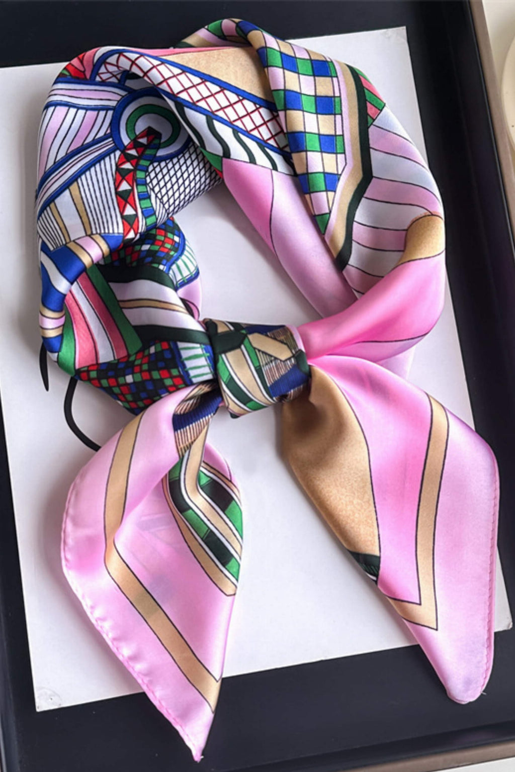 Detal apaszki z gładkiego satynowego poliestru o jedwabistym wykończeniu | KAMEA | Spironik.pl