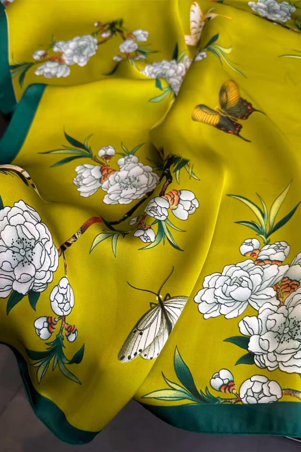 Apaszka w stylu ogrodu orientalnego, z subtelnymi akcentami żółci i czerni, wykonana z wysokiej jakości poliestru | KAMEA | Spironik.pl