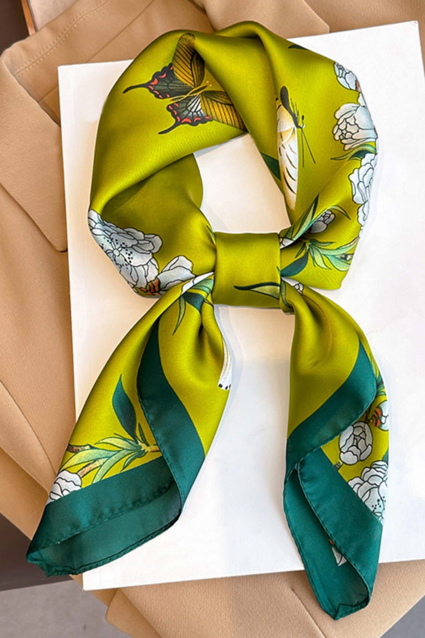 Apaszka, Model: FJ335//T40//19, Kolor: zielony, Skład materiału: 100% Poliester, Przeznaczenie: Wielosezonowe, Wymiary(długość/szerokość): 70cm/70cm