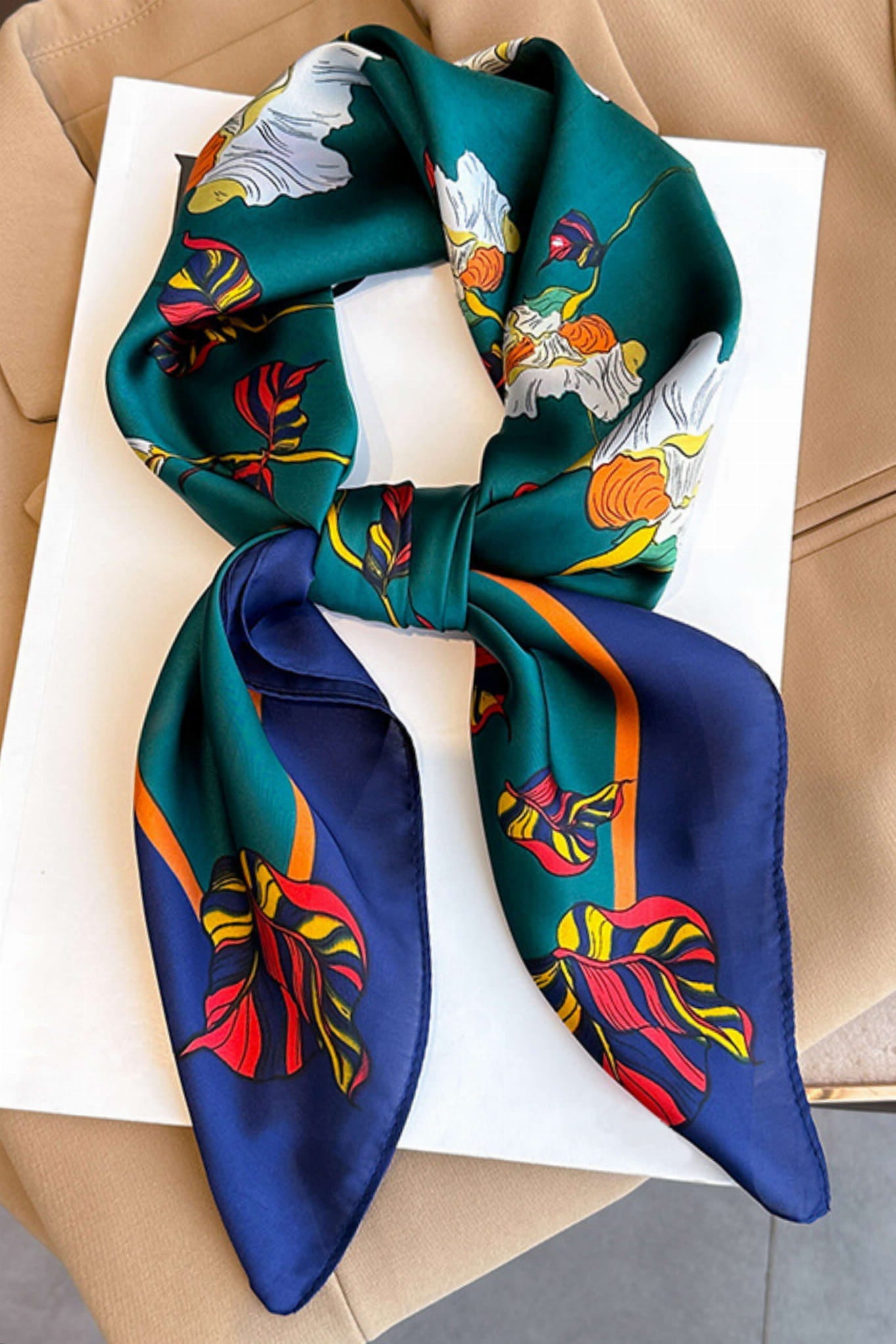 Apaszka, Model: FJ336//T40//19, Kolor: ciemny turkusowy, Skład materiału: 100% Poliester, Przeznaczenie: Wielosezonowe, Wymiary(długość/szerokość): 70cm/70cm