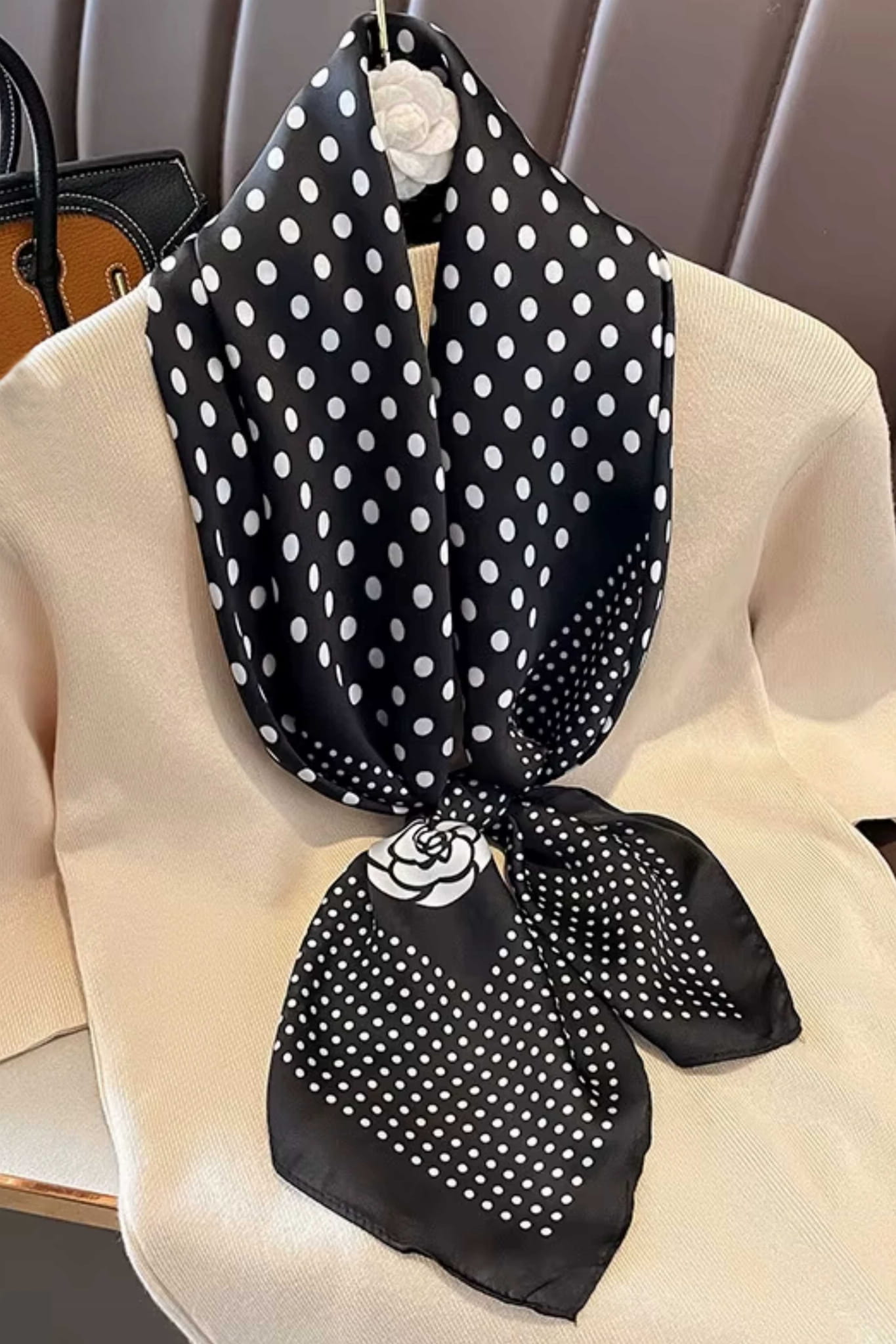 Apaszka, Model: FJ343//T41//20, Kolor: czarny, Skład materiału: 100% Poliester, Przeznaczenie: Wielosezonowe, Wymiary(długość/szerokość): 70cm/70cm (Apaszka, zdjęcie 2)