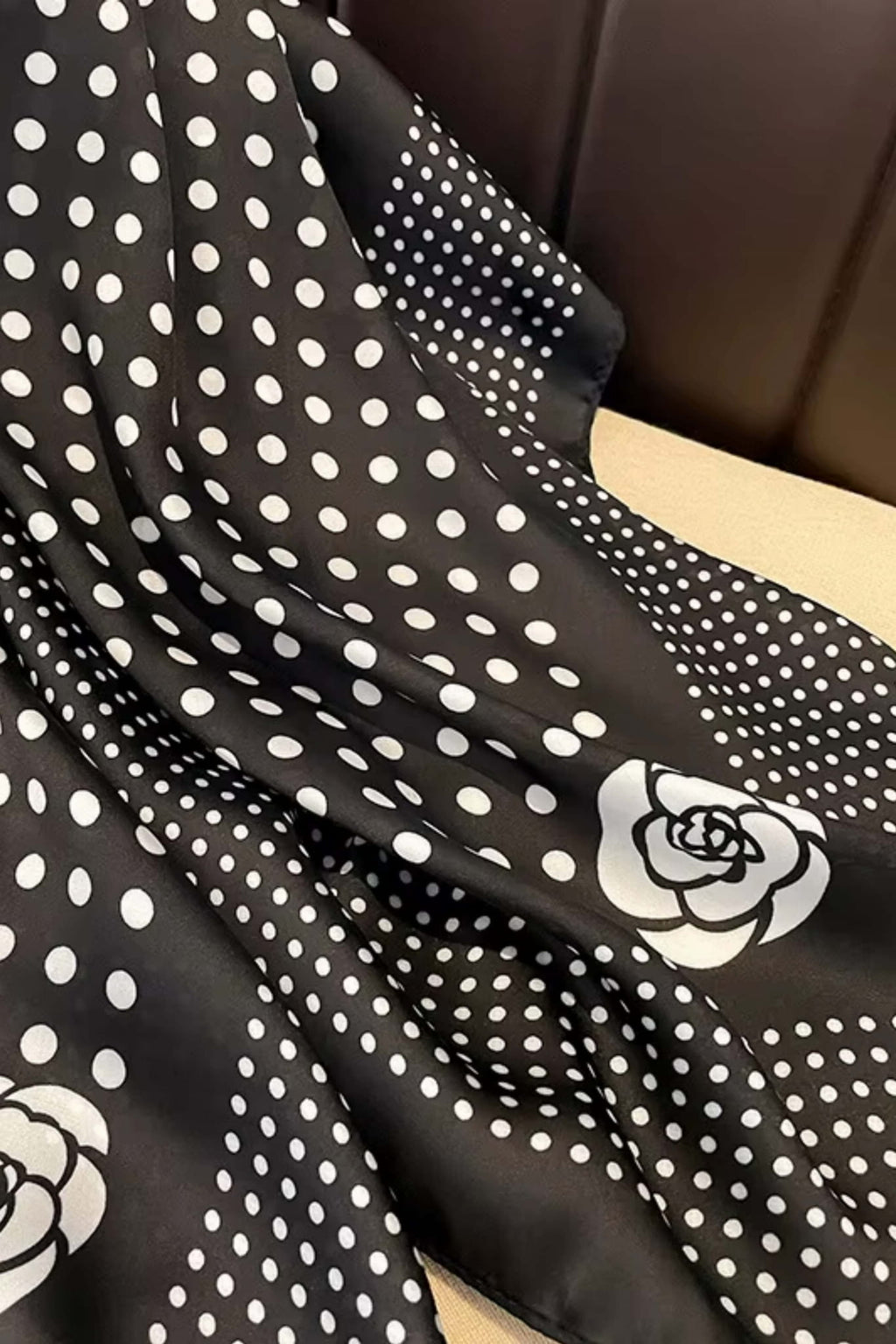 Apaszka, Model: FJ343//T41//20, Kolor: czarny, Skład materiału: 100% Poliester, Przeznaczenie: Wielosezonowe, Wymiary(długość/szerokość): 70cm/70cm (Apaszka, zdjęcie 4)