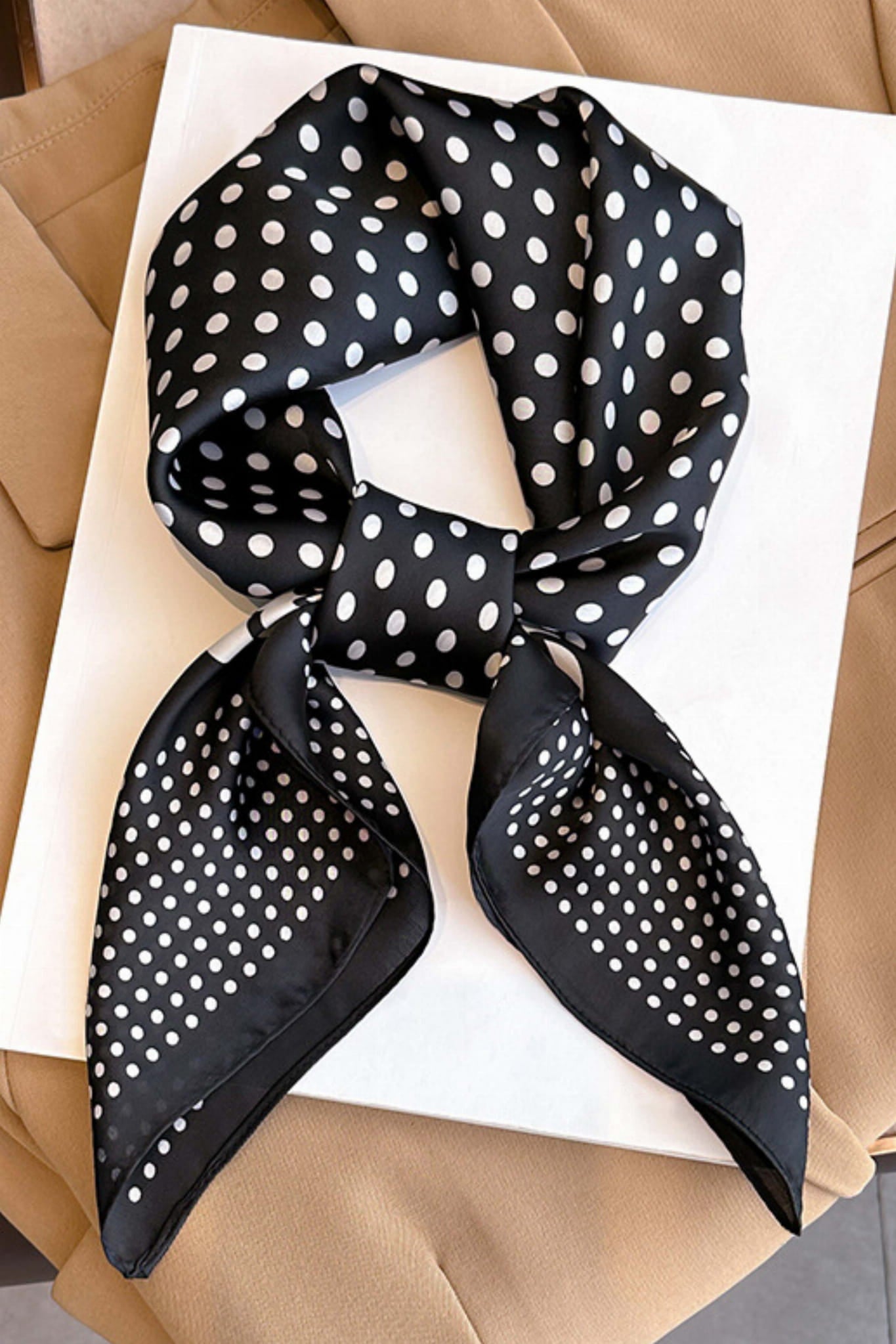 Apaszka, Model: FJ343//T41//20, Kolor: czarny, Skład materiału: 100% Poliester, Przeznaczenie: Wielosezonowe, Wymiary(długość/szerokość): 70cm/70cm