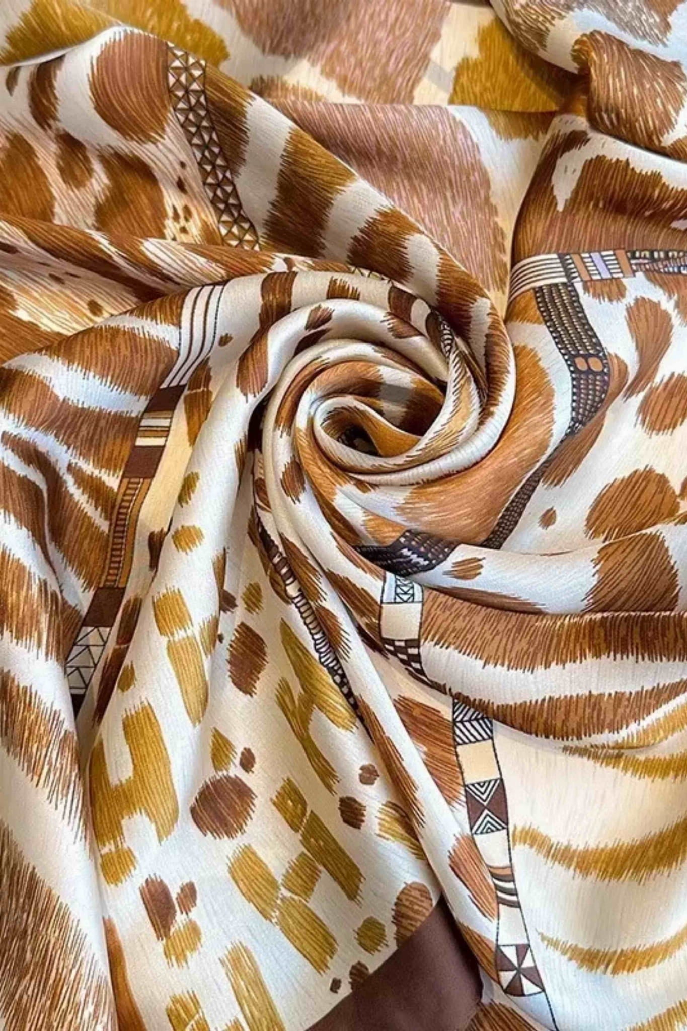 Apaszka w użyciu jako stylowy dodatek do casualowej stylizacji na tle naturalnego krajobrazu | KAMEA | Spironik.pl