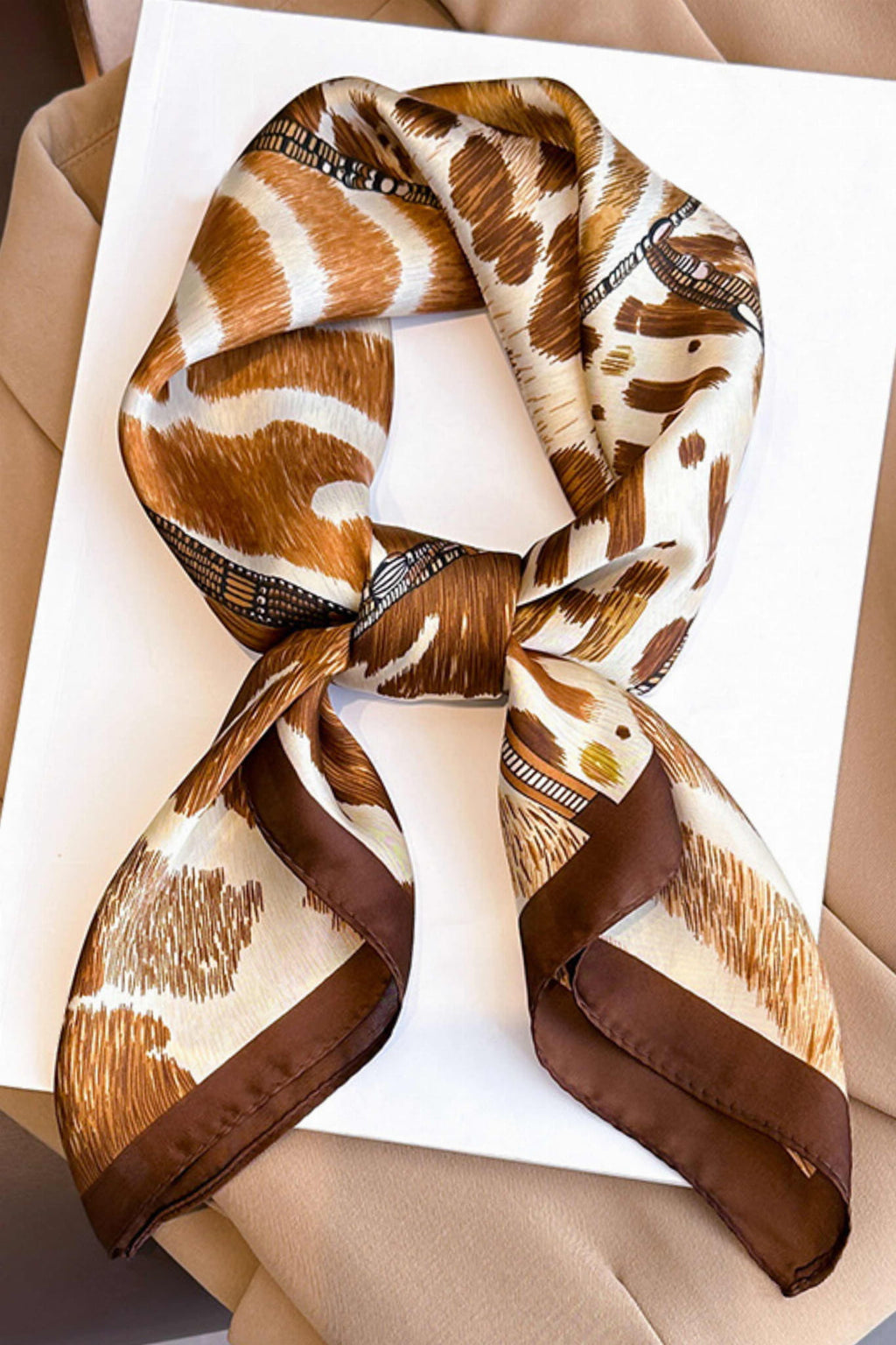 Apaszka, Model: FJ351//T41//20, Kolor: brązowy, Skład materiału: 100% Poliester, Przeznaczenie: Wielosezonowe, Wymiary(długość/szerokość): 70cm/70cm