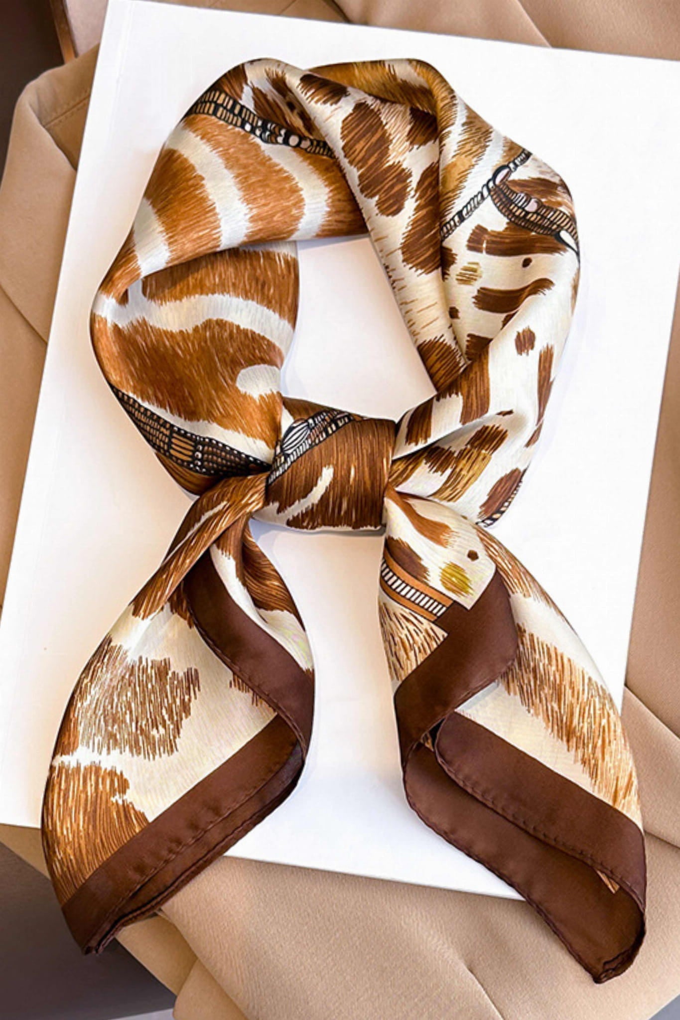 Apaszka, Model: FJ351//T41//20, Kolor: brązowy, Skład materiału: 100% Poliester, Przeznaczenie: Wielosezonowe, Wymiary(długość/szerokość): 70cm/70cm