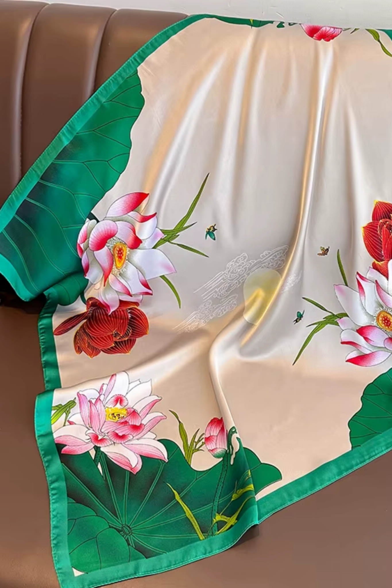 Detal apaszki satynowej z intensywnymi kolorami kwiatów lotosu na kremowym tle | KAMEA | Spironik.pl