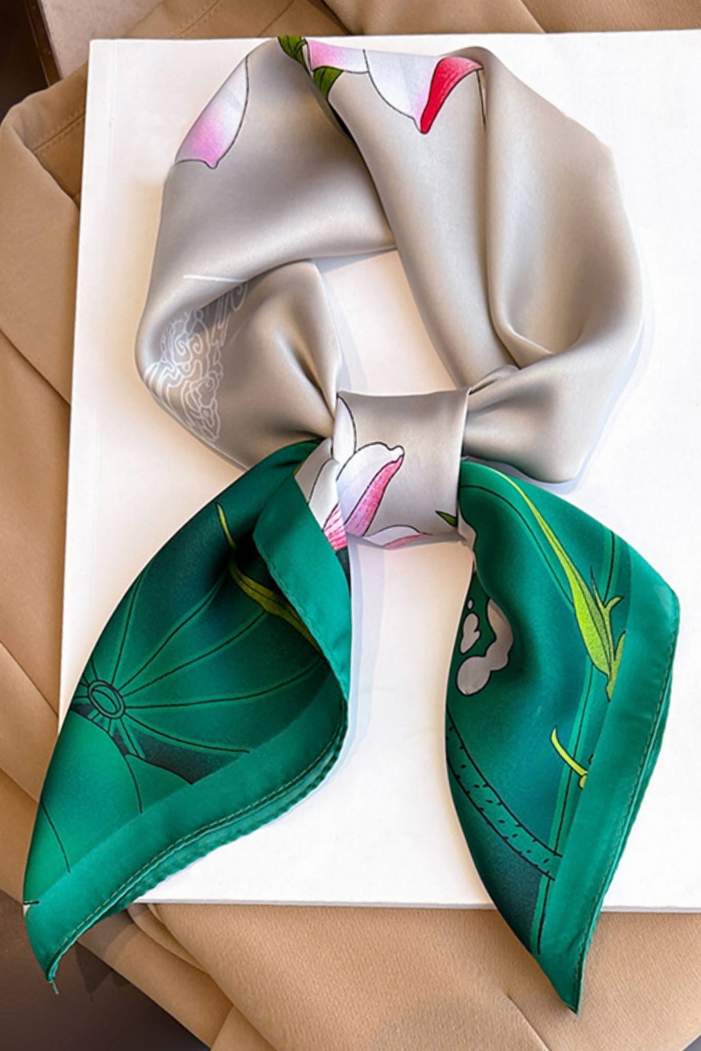 Apaszka, Model: FJ354//T41//20, Kolor: zielony, Skład materiału: 100% Poliester, Przeznaczenie: Wielosezonowe, Wymiary(długość/szerokość): 70cm/70cm