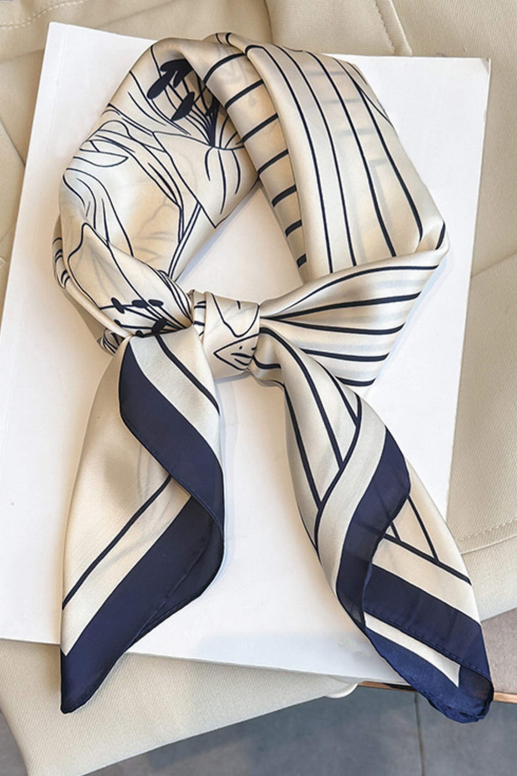 Apaszka, Model: FJ373-3//T41//20, Kolor: granatowy, Skład materiału: 100% Poliester, Przeznaczenie: Wielosezonowe, Wymiary(długość/szerokość): 70cm/70cm