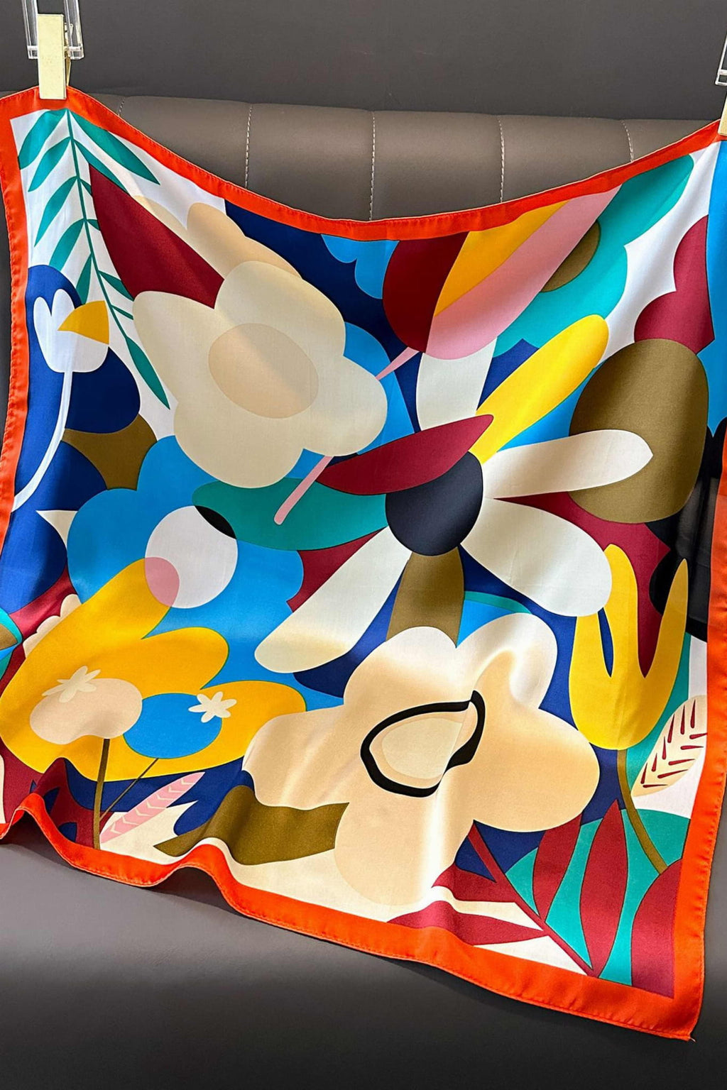 Apaszka, Model: FJ422-2//T41//20, Kolor: pomarańczowy, Skład materiału: 100% Poliester, Przeznaczenie: Wielosezonowe, Wymiary(długość/szerokość): 70cm/70cm