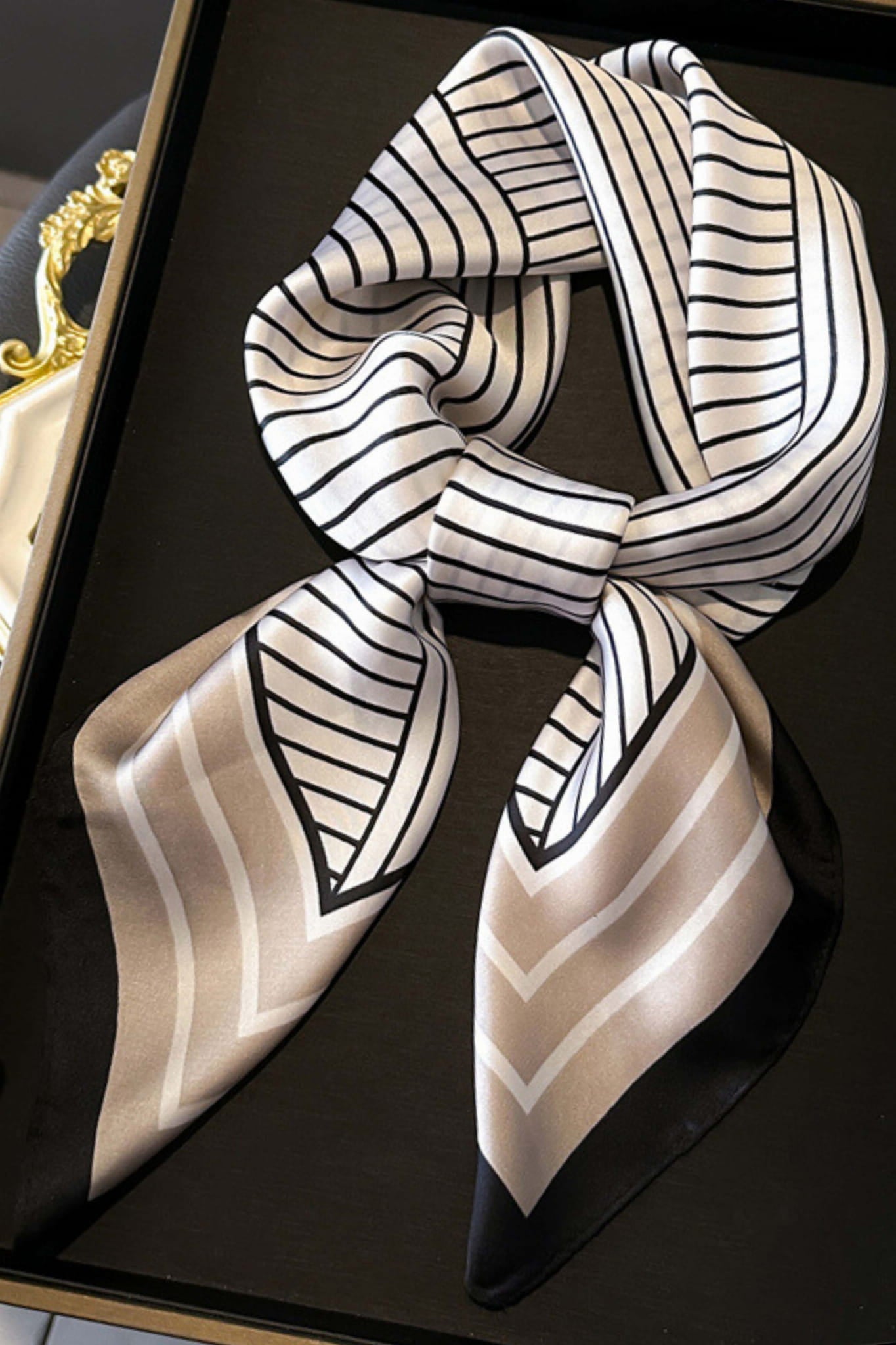 Apaszka, Model: FJ464-4//T41//20, Kolor: beżowy, Skład materiału: 100% Poliester, Przeznaczenie: Wielosezonowe, Wymiary(długość/szerokość): 70cm/70cm