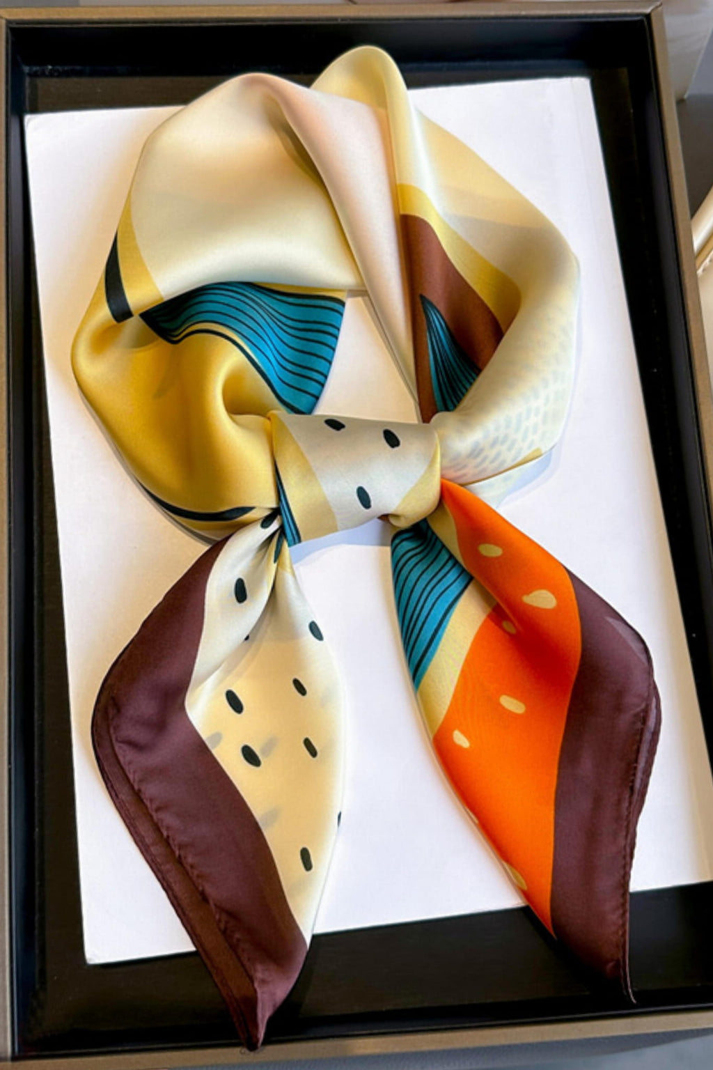 Apaszka, Model: FJ376-2//T41//20, Kolor: beżowy, Skład materiału: 100% Poliester, Przeznaczenie: Wielosezonowe, Wymiary(długość/szerokość): 70cm/70cm