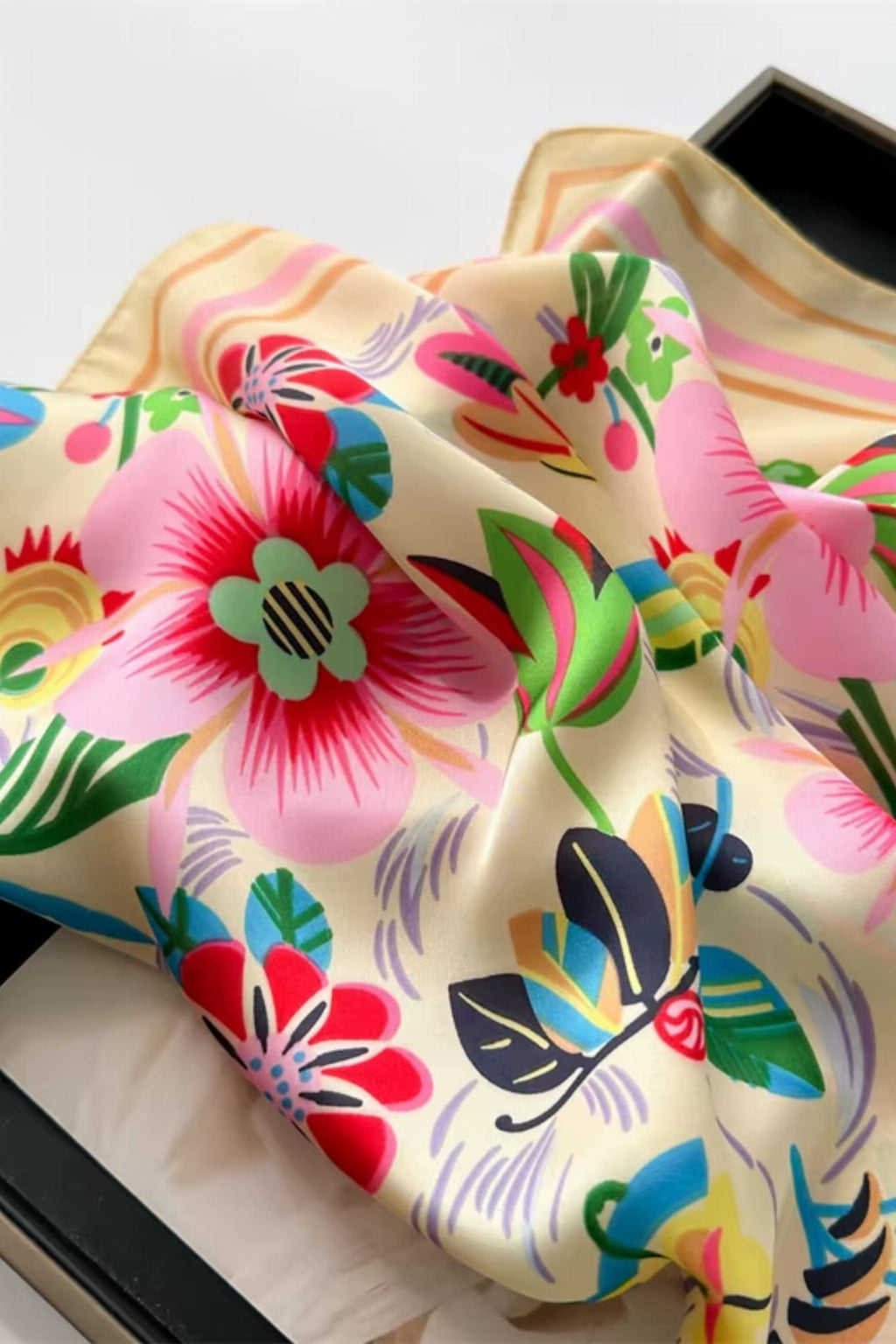 Apaszka satynowa w stylizacji na szyi, idealna do codziennych i eleganckich outfitów | KAMEA | Spironik.pl