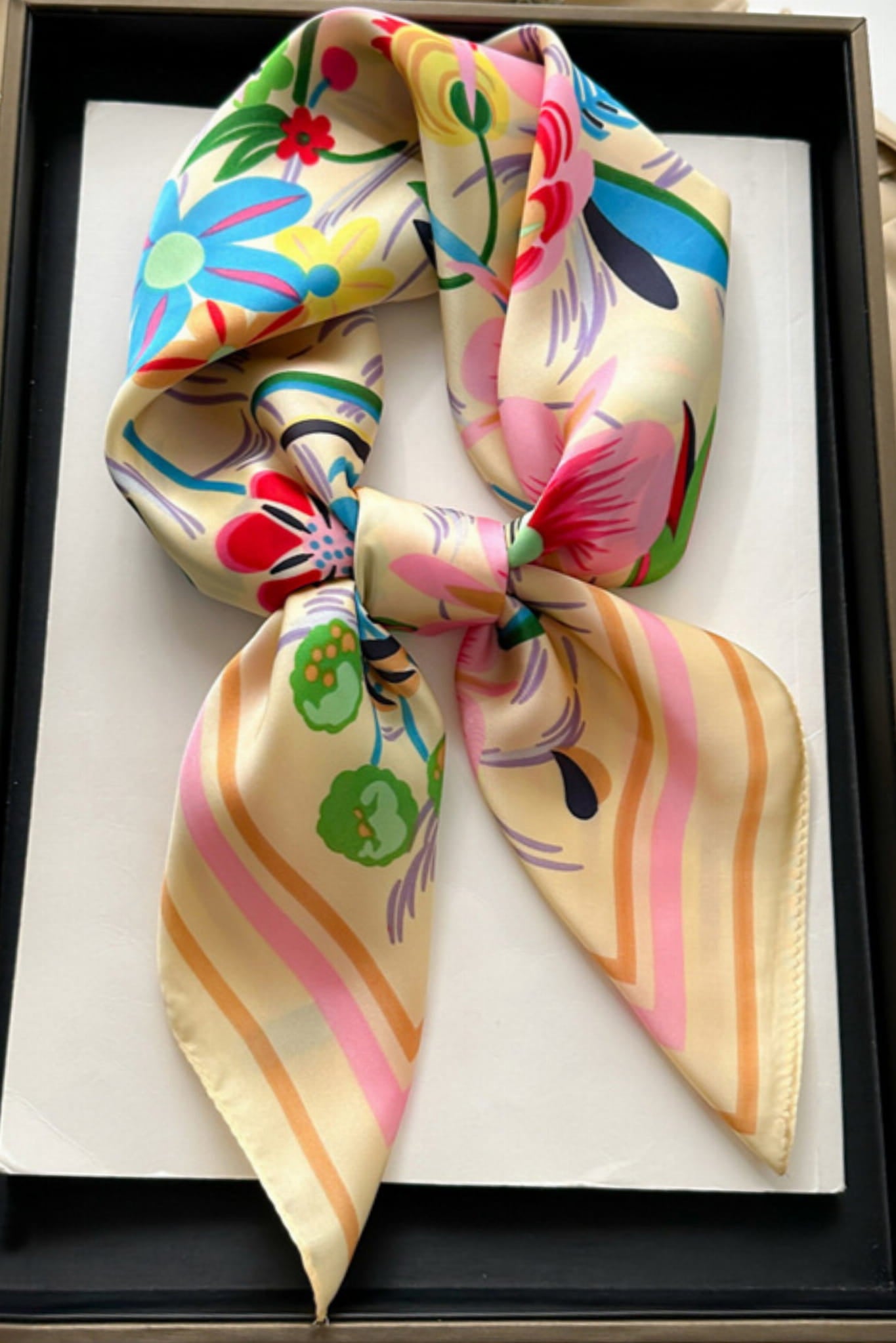 Apaszka, Model: FJ378-1//T41//20, Kolor: beżowy, Skład materiału: 100% Poliester, Przeznaczenie: Wielosezonowe, Wymiary(długość/szerokość): 70cm/70cm