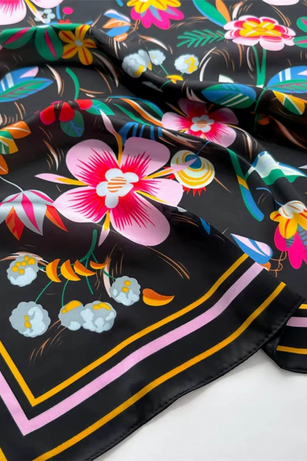 Apaszka w romantycznym stylu, z kwiatowym nadrukiem, doskonała na wiosnę i lato, wymiary 70x70 cm | KAMEA | Spironik.pl