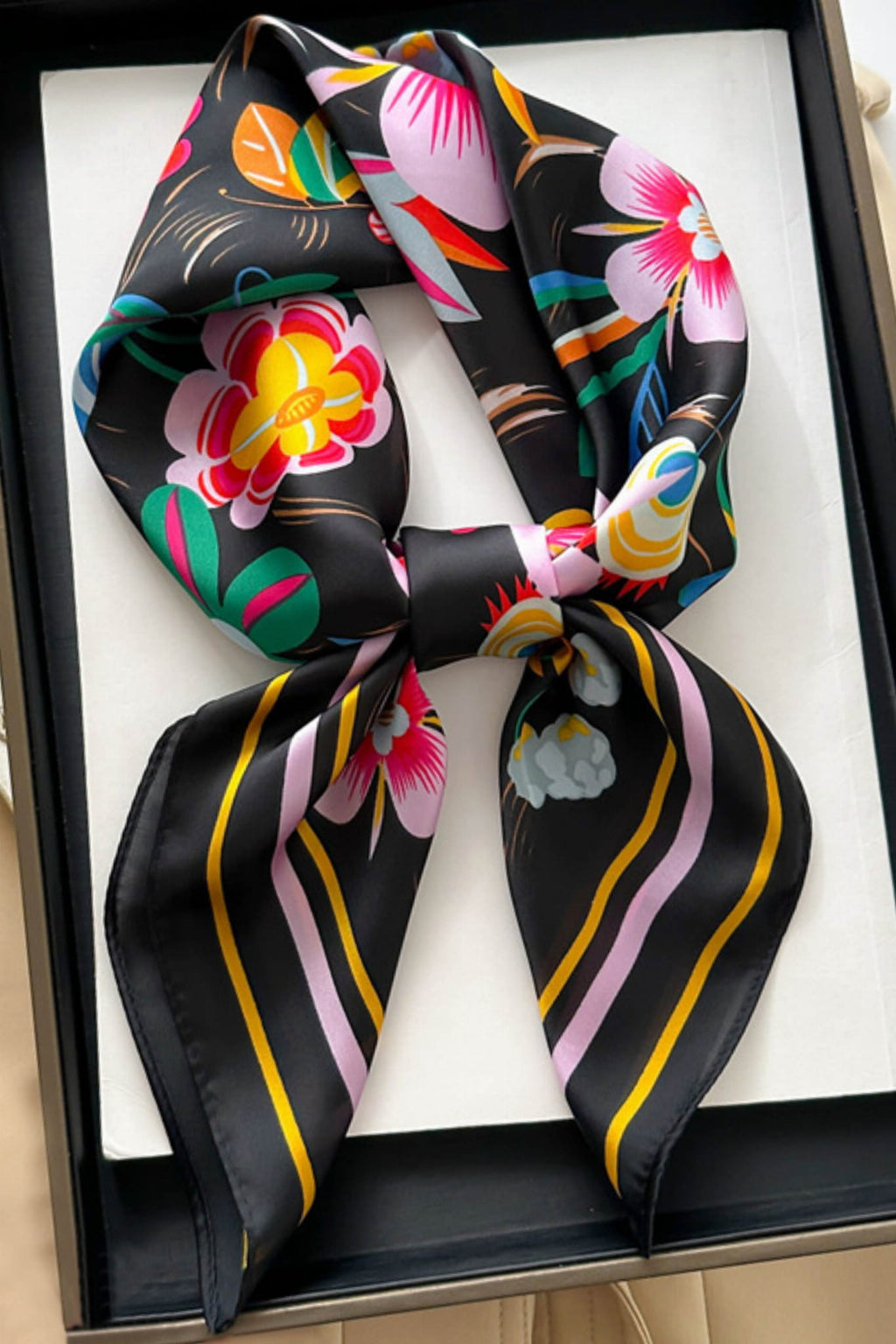 Apaszka, Model: FJ378-4//T41//20, Kolor: czarny, Skład materiału: 100% Poliester, Przeznaczenie: Wielosezonowe, Wymiary(długość/szerokość): 70cm/70cm