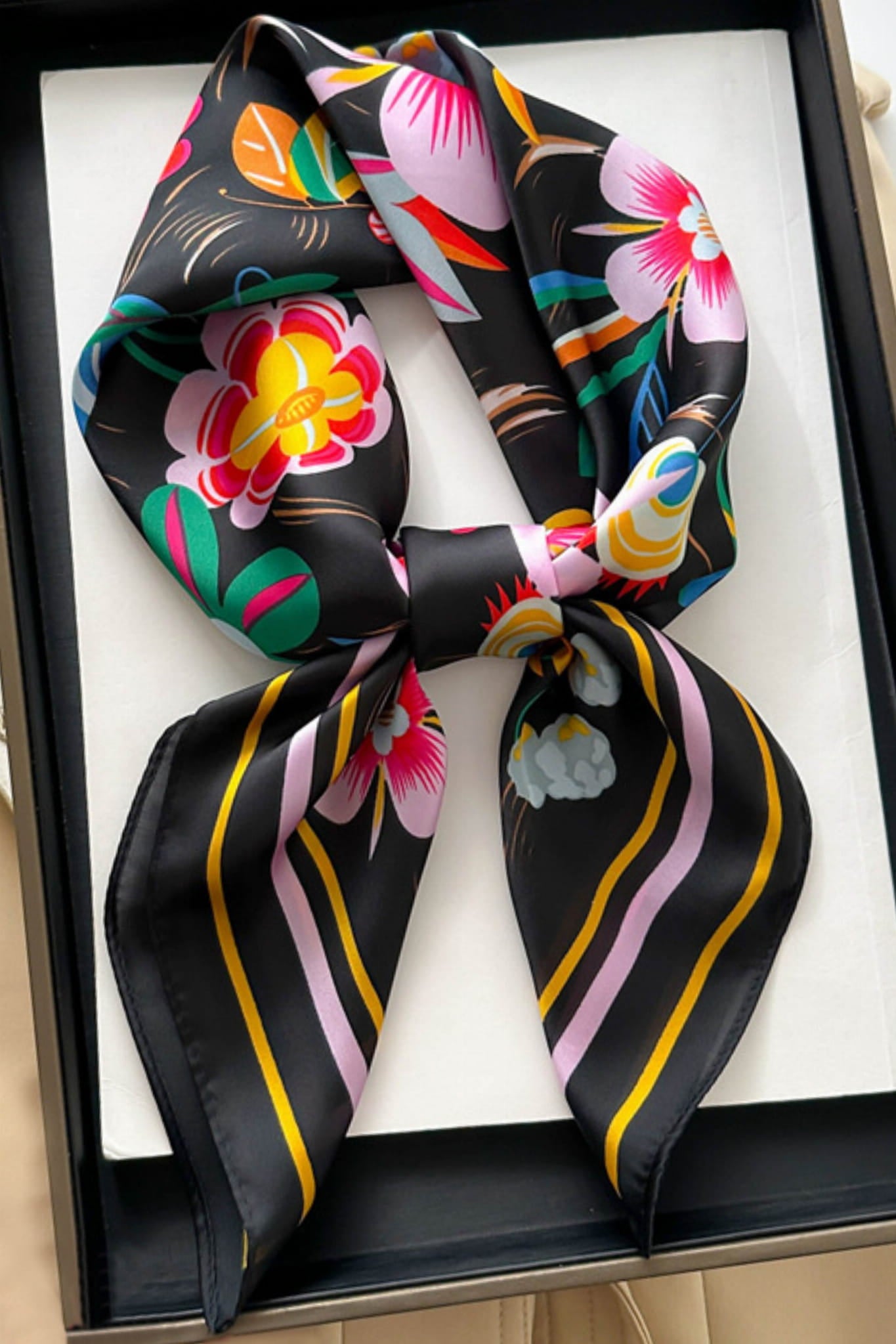 Apaszka, Model: FJ378-4//T41//20, Kolor: czarny, Skład materiału: 100% Poliester, Przeznaczenie: Wielosezonowe, Wymiary(długość/szerokość): 70cm/70cm