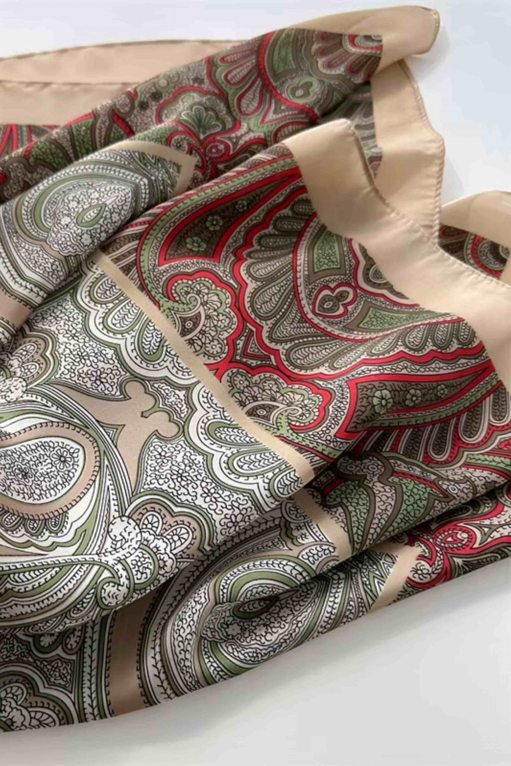 Apaszka w użyciu, stylowo zawiązana na szyi, dodająca elegancji każdej stylizacji | KAMEA | Spironik.pl