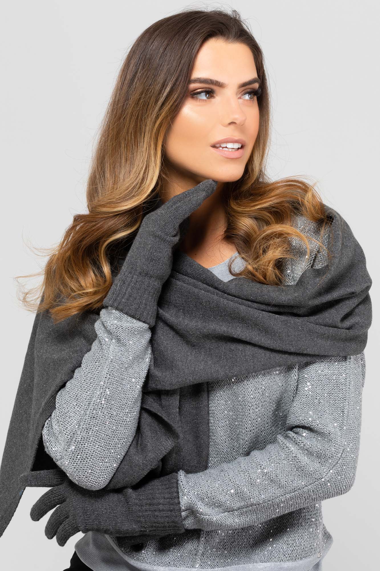 Model: Szalik-05, Kolor: grafitowy, Skład materiału: 40% Akryl; 25% Wiskoza; 20% Wełna; 15% Elastan