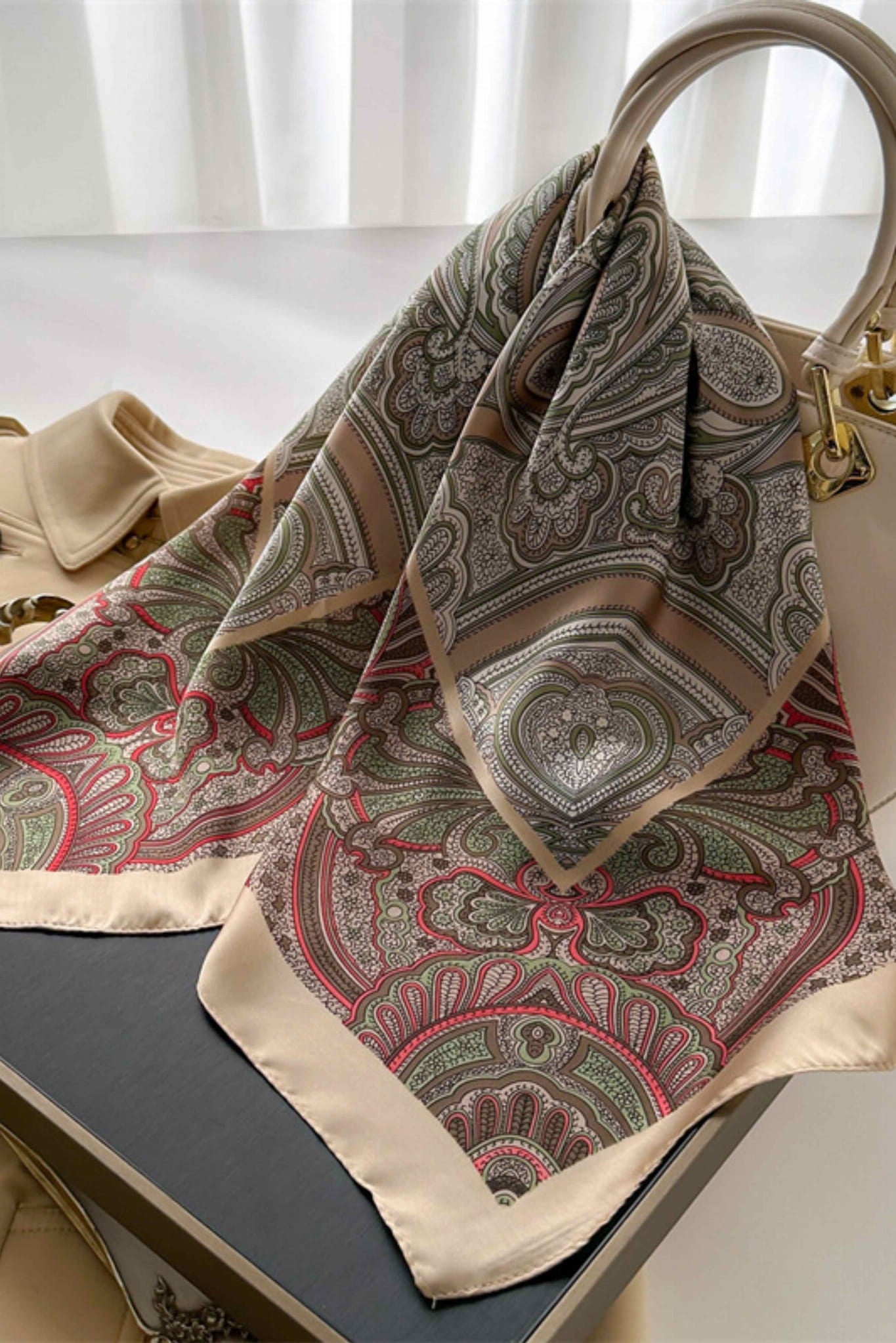 Apaszka, Model: FJ400-1//T41//20, Kolor: ciemny beżowy, Skład materiału: 100% Poliester, Przeznaczenie: Wielosezonowe, Wymiary(długość/szerokość): 70cm/70cm