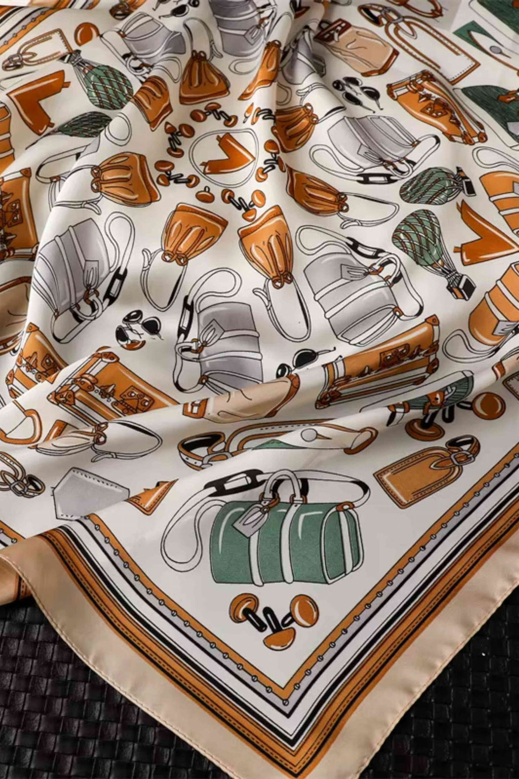 Apaszka w stylu miejskiej elegancji, prezentująca zbliżenie na miękką satynową fakturę i kolory | KAMEA | Spironik.pl