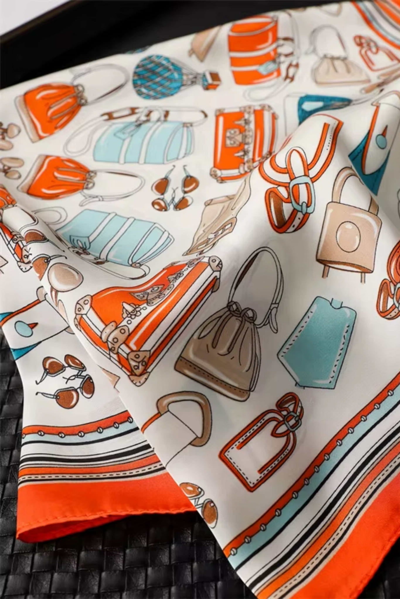 Apaszka w stylu casual z pomarańczową ramką, idealna do noszenia w różnych stylizacjach | KAMEA | Spironik.pl