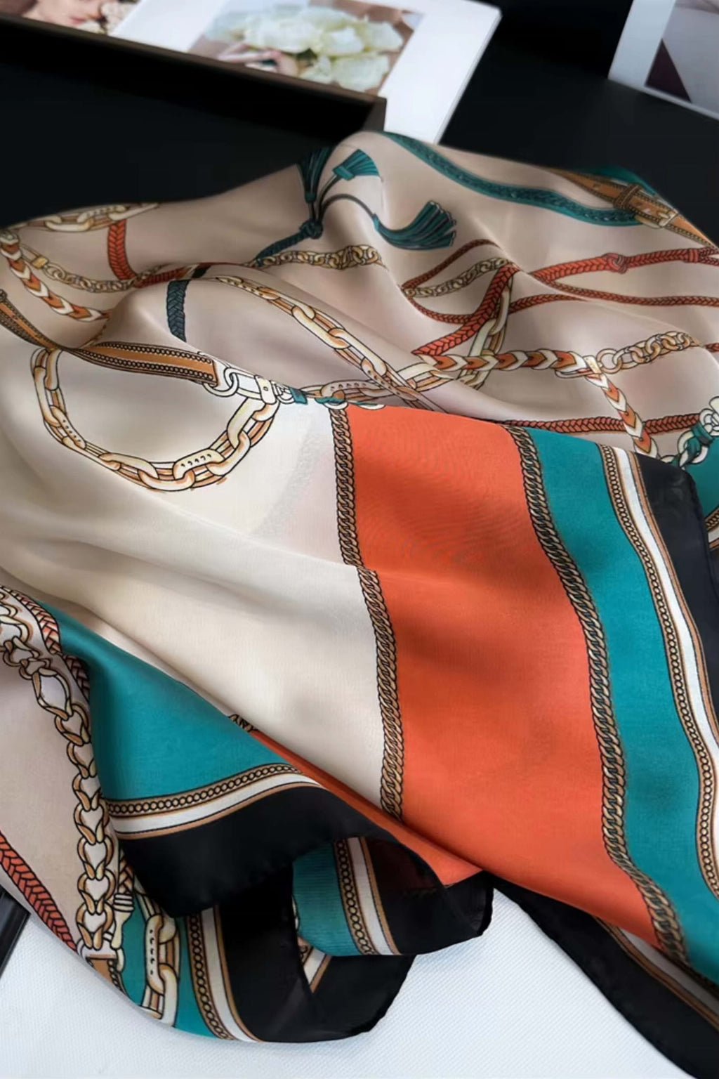 Apaszka satynowa w użyciu, stylowo związana na szyi, idealna do eleganckich stylizacji | KAMEA | Spironik.pl