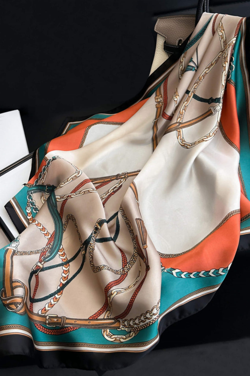 Apaszka, Model: FJ427-3//T41//20, Kolor: beżowy, Skład materiału: 100% Poliester, Przeznaczenie: Wielosezonowe, Wymiary(długość/szerokość): 70cm/70cm